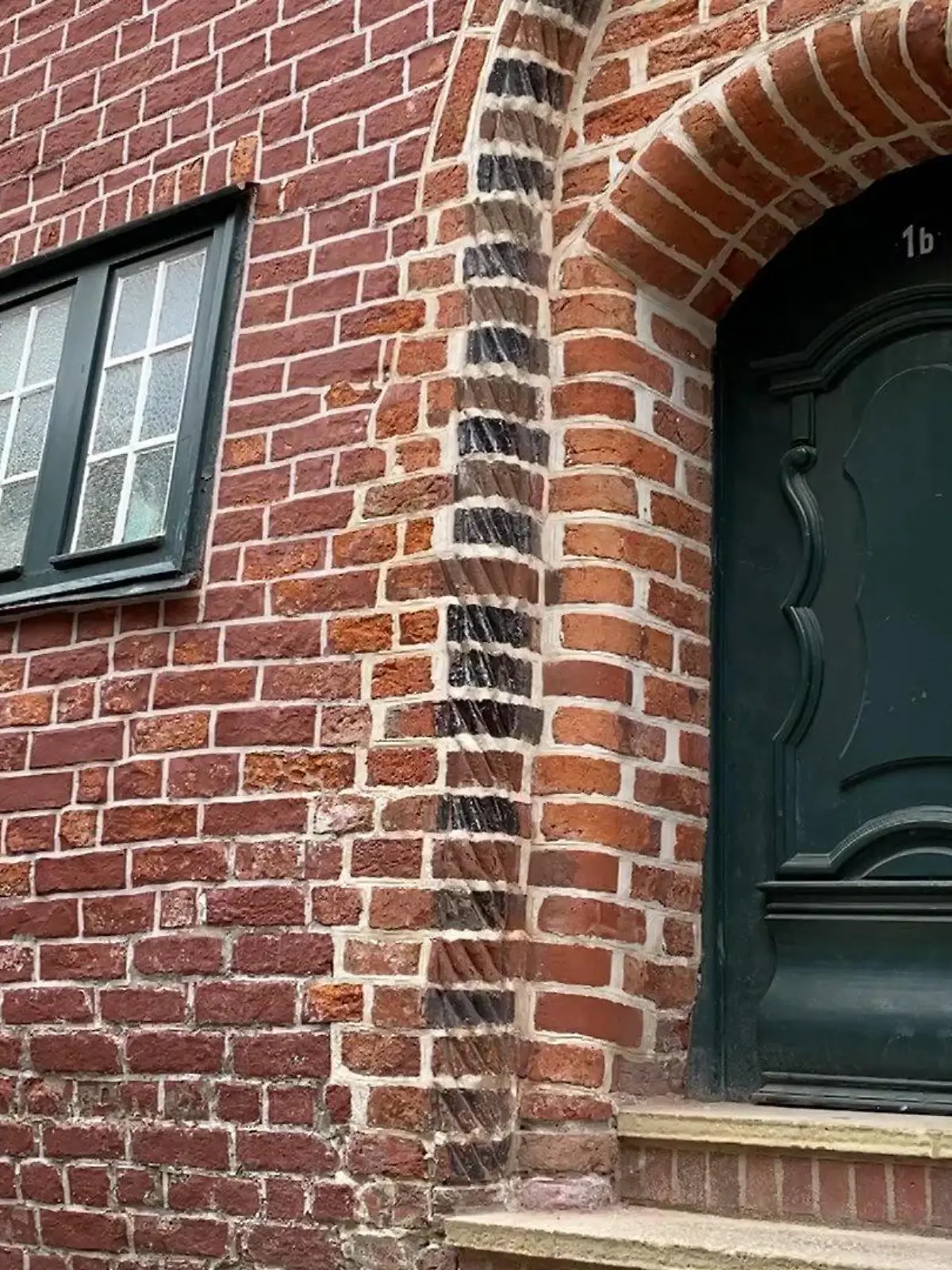Das "Schwangere Haus" steht in der Mitte der Waagestraße, gegenüber vom Rathausgarten.