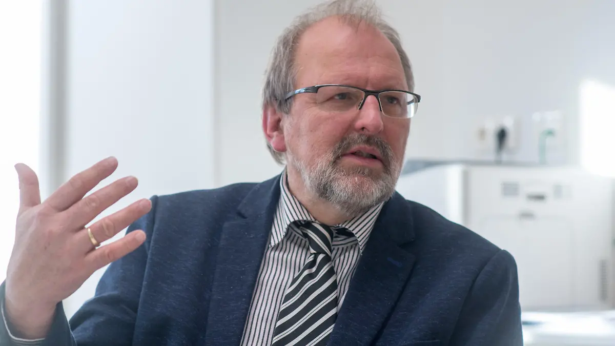 ARCHIV - 05.02.2018, Bayern, Deggendorf: Heinz-Peter Meidinger, Präsident des Deutschen Lehrerverbandes und Schulleiter des Robert-Koch-Gymnasiums in Deggendorf.   (zu dpa «Lehrerpräsident sieht Tablets an Grundschulen mit Skepsis» vom 07.05.2018) Foto: Armin Weigel/dpa +++ dpa-Bildfunk +++