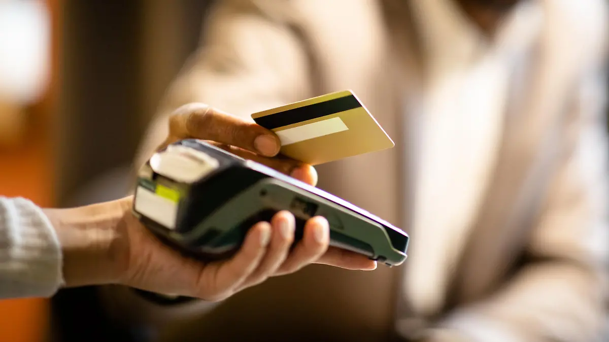 Person bezahlt mit American Express Kreditkarte