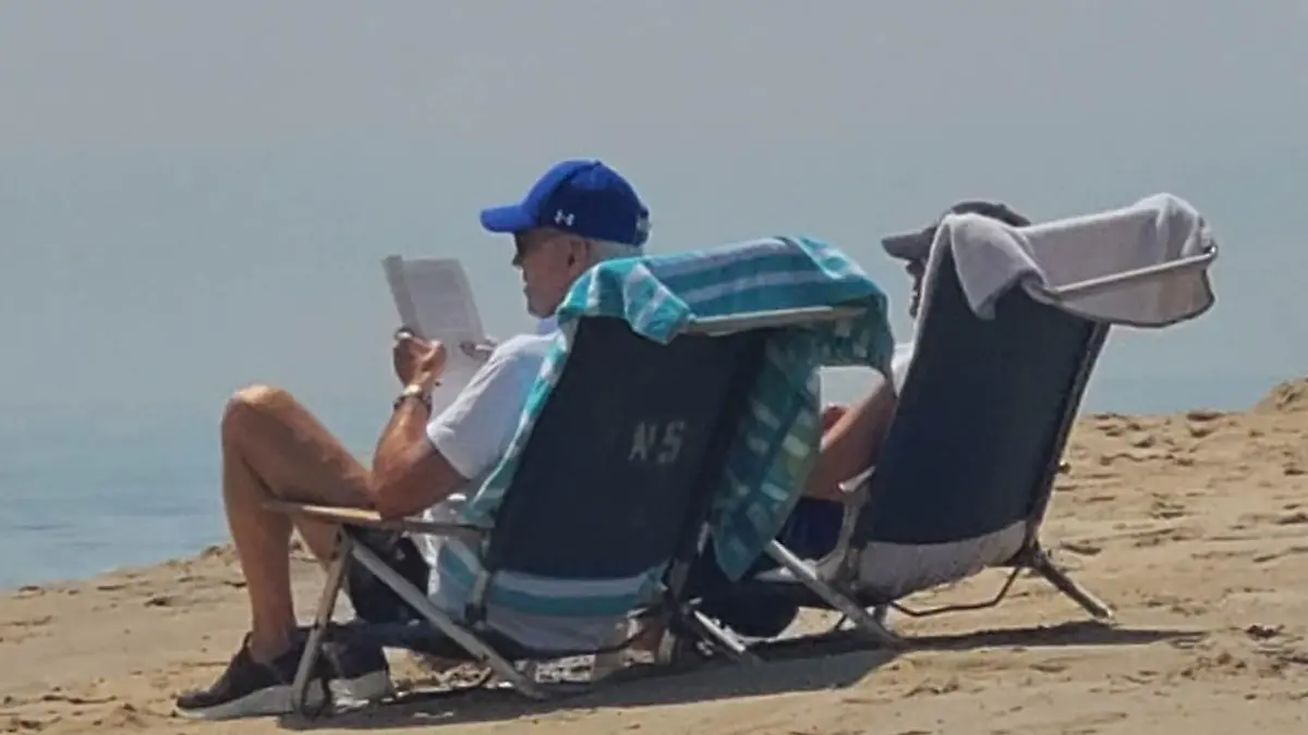 SONDERKONDITIONEN: MINDESTHONORAR: *EXCLUSIVE* -
President Biden's got a busy week ahead of him with a planned trip to Europe -- but before he gets back on the job .. it looks like he wanted to kick up his feet, and some sand too.
JB was in Rehoboth Beach, DE Saturday -- where he and FLOTUS, Jill Biden, have a summer home in the North Shores neighborhood -- and both of them went down toward the shore to soak in some rays and enjoy the atmosphere .. a very sunny one, indeed.
Now, eyewitnesses tell us it was Jill who actually arrived on the beach first -- accompanied by a bunch of Secret Service agents -- and that Joe eventually followed with his own flock.
As you can see, the Bidens had chairs and umbrellas laid out .. and Jill even threw on some sunscreen for protection. When it comes to Joe -- he settled for a baseball cap and keeping his shirt on. Shoes, too, it seems .. you can never be too careful for POTUS!
When they were finally seated next to each other .. we're told Joe was busy reading a bunch of papers, although it's unclear what was on them. No PDA between the first couple or anything -- sounds like they were just content with being in each other's company.
Anyway, like we said .. Joe's scheduled to hit the skies Sunday for a 5-day trip overseas, where he'll touch down in England, Lithuania and Finland for a handful of engagements.
It's interesting he's gonna be out of town this week, seeing how the findings of the ongoing cocaine probe are expected to be released in the coming days. Remember, an undisclosed amount of the illicit substance was found in the West Wing over 4th of July weekend.
Seeing how he'll be out of the country through at least Friday, something tells us the Prez won't be taking any questions about it anytime soon .. even if the intrigue is far from over.
**MANDATORY CREDIT: TMZ/BACKGRID**
Pictured: Joe BIden, Jill Biden
BACKGRID USA 9 JULY 2023
BYLINE MUST READ: TMZ / BACKGRID
**USA and Canada Clients Must Call for Rights**