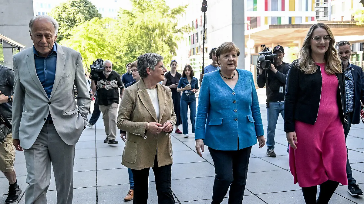 dpatopbilder - 13.05.2024, Berlin: Die ehemalige Bundeskanzlerin Angela Merkel (2.v.r.) wird von Jürgen Trittin (l, Bündnis 90/Die Grünen), Britta Haßelmann (2.v.l., Bündnis 90/Die Grünen) und Katharina Dröge (r, Bündnis 90/Die Grünen) bei der Abschiedsfeier für den Bundestagsabgeordneten Jürgen Trittin (Bündnis 90/Die Grünen) empfangen. Foto: Britta Pedersen/dpa +++ dpa-Bildfunk +++
