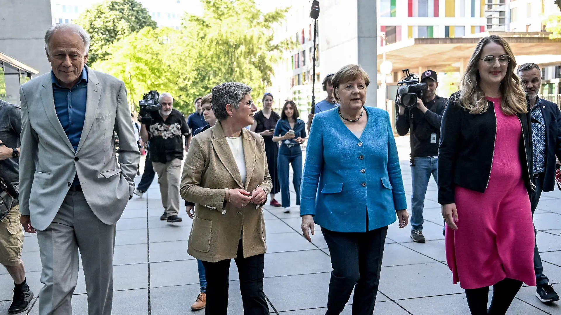 dpatopbilder - 13.05.2024, Berlin: Die ehemalige Bundeskanzlerin Angela Merkel (2.v.r.) wird von Jürgen Trittin (l, Bündnis 90/Die Grünen), Britta Haßelmann (2.v.l., Bündnis 90/Die Grünen) und Katharina Dröge (r, Bündnis 90/Die Grünen) bei der Abschiedsfeier für den Bundestagsabgeordneten Jürgen Trittin (Bündnis 90/Die Grünen) empfangen. Foto: Britta Pedersen/dpa +++ dpa-Bildfunk +++