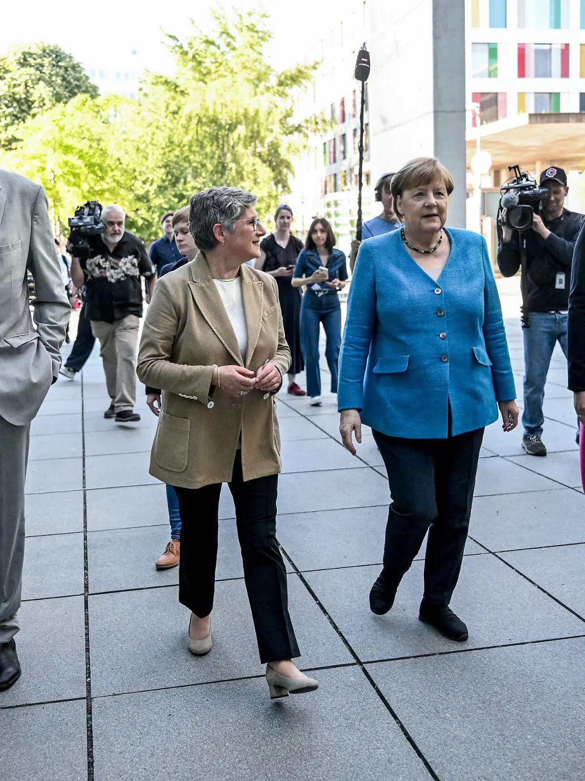 dpatopbilder - 13.05.2024, Berlin: Die ehemalige Bundeskanzlerin Angela Merkel (2.v.r.) wird von Jürgen Trittin (l, Bündnis 90/Die Grünen), Britta Haßelmann (2.v.l., Bündnis 90/Die Grünen) und Katharina Dröge (r, Bündnis 90/Die Grünen) bei der Abschiedsfeier für den Bundestagsabgeordneten Jürgen Trittin (Bündnis 90/Die Grünen) empfangen. Foto: Britta Pedersen/dpa +++ dpa-Bildfunk +++