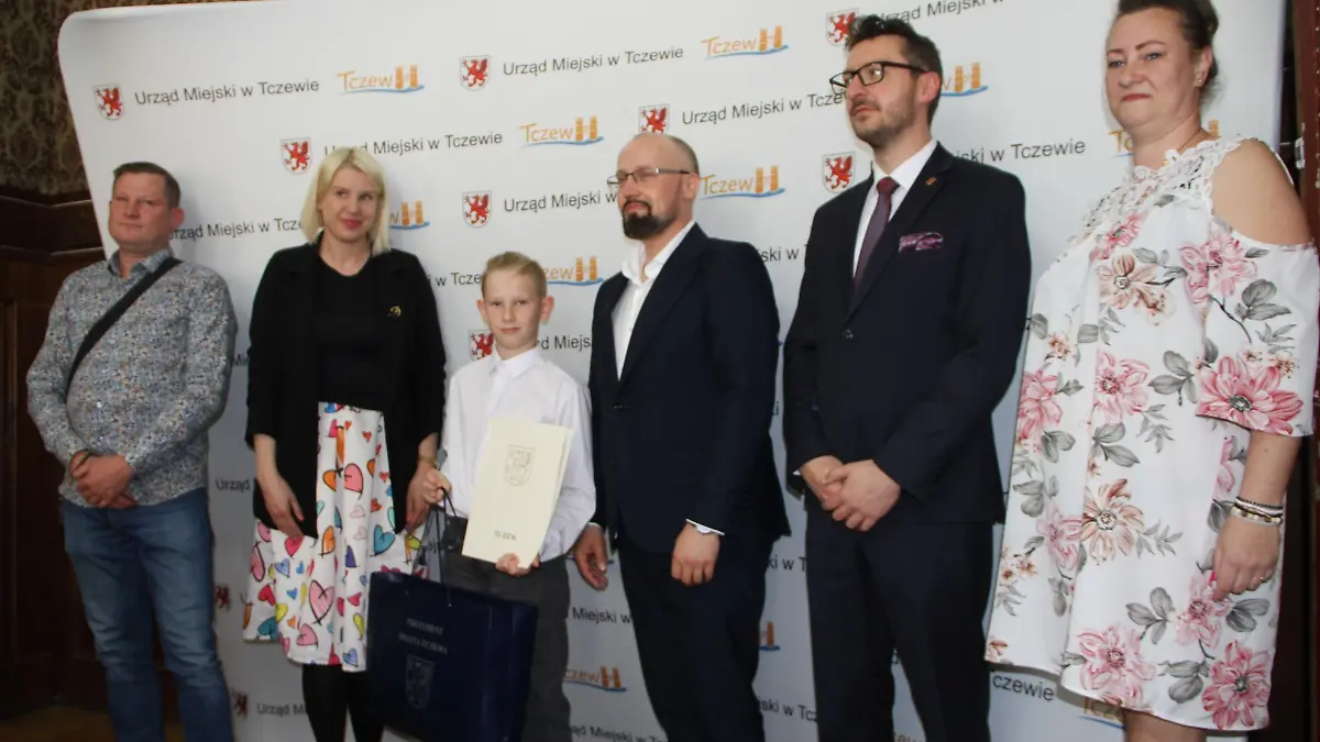 Lukasz Brzadkowski gratulierte Tymon Pelcer.