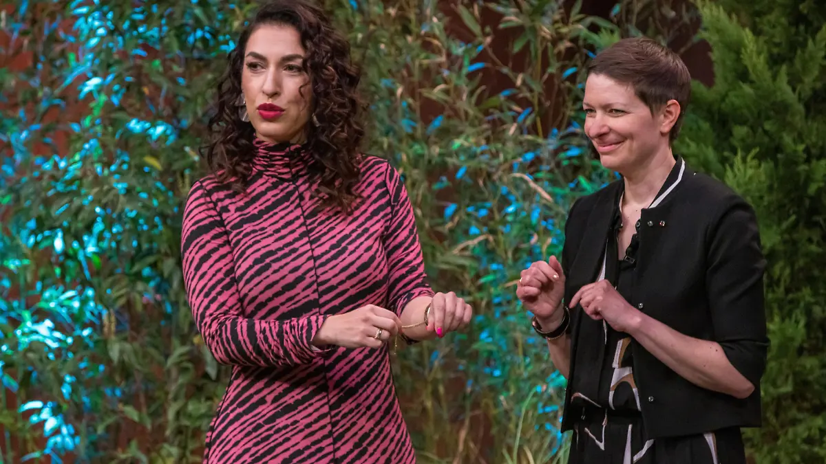 Susana Gomez (r.) präsentiert mit LÆMON ein Schmuckarmband mit Hilfe-Alarm. Investorin Tijen Onara macht den Praxistest.
+++ Die Verwendung des sendungsbezogenen Materials ist nur mit dem Hinweis und Verlinkung auf RTL+ gestattet. +++