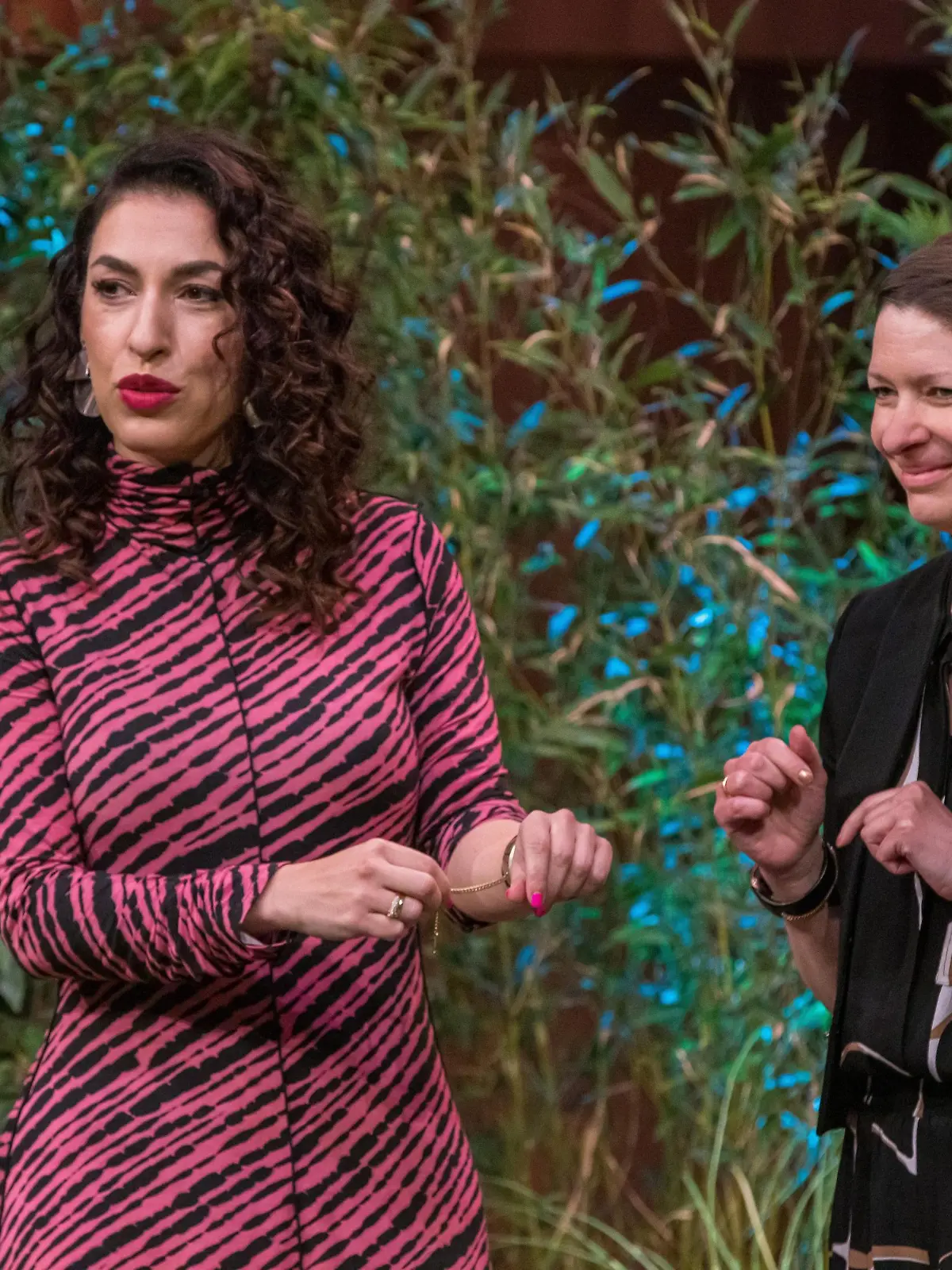 Susana Gomez (r.) präsentiert mit LÆMON ein Schmuckarmband mit Hilfe-Alarm. Investorin Tijen Onara macht den Praxistest. 

+++ Die Verwendung des sendungsbezogenen Materials ist nur mit dem Hinweis und Verlinkung auf RTL+ gestattet. +++