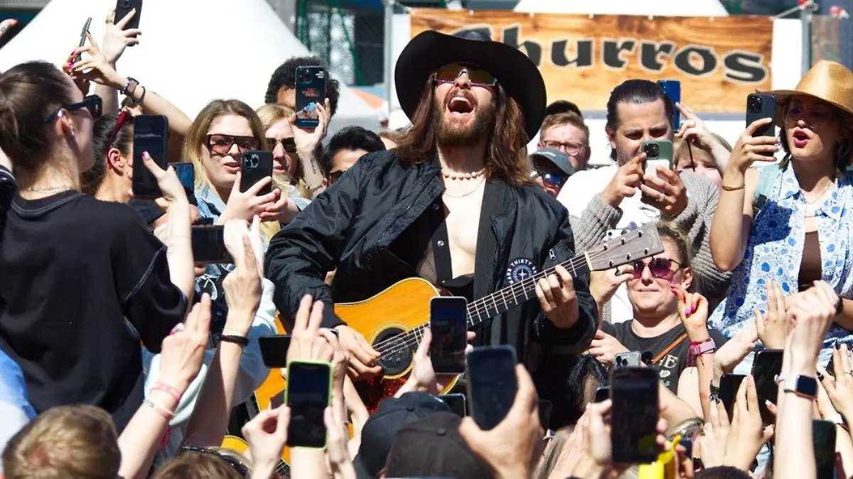 Mitten in Berlin: Jared Leto überrascht mit Konzert