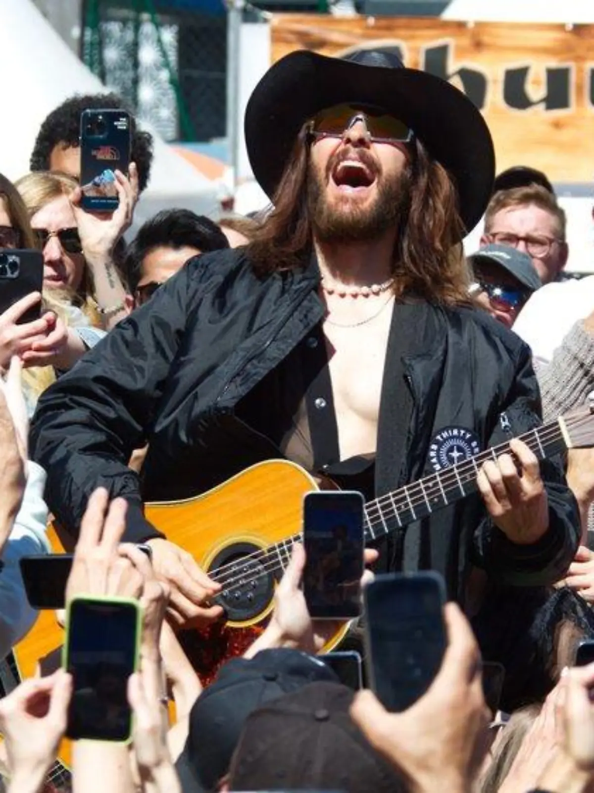 Mitten in Berlin: Jared Leto überrascht mit Konzert
