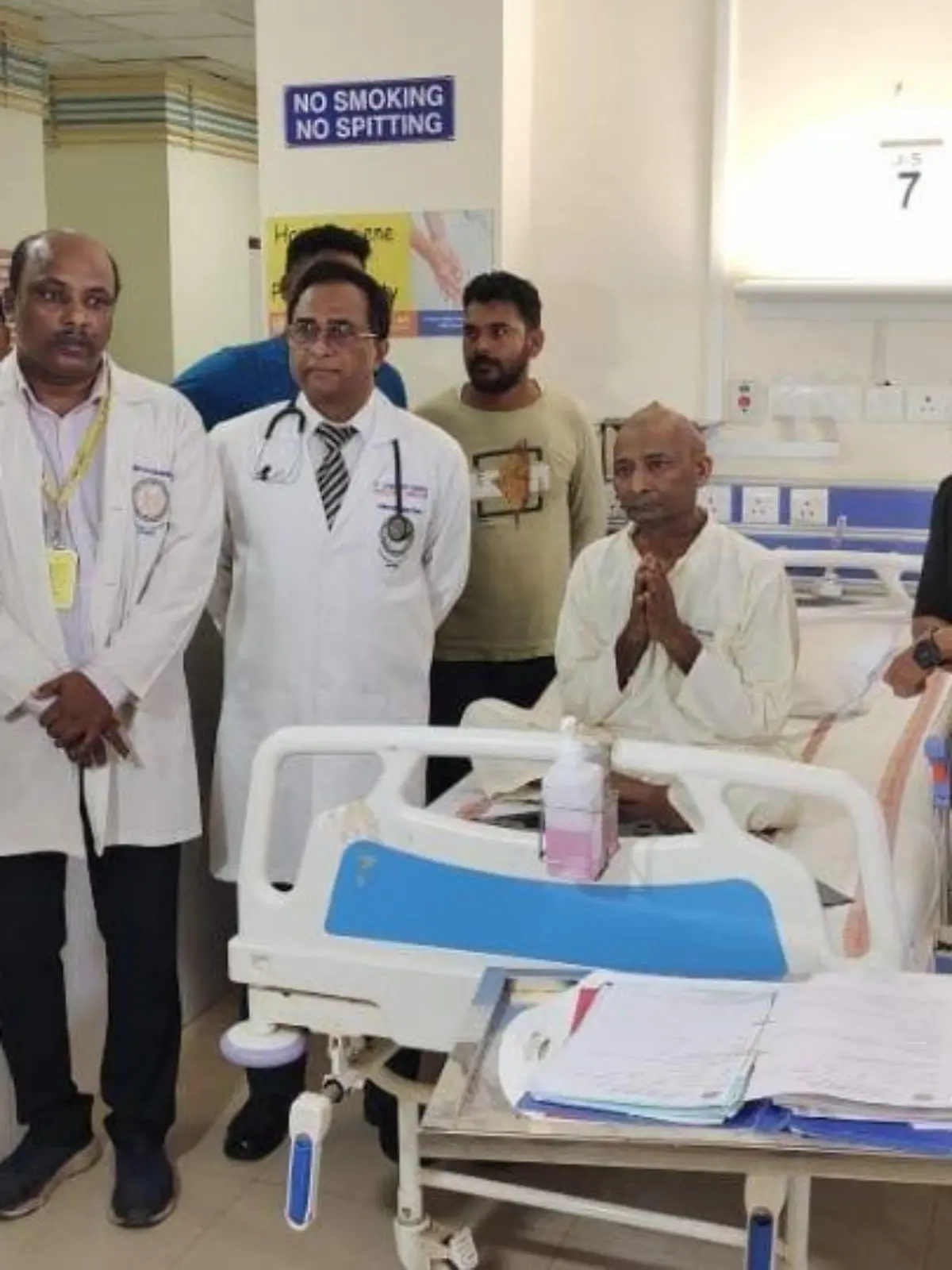 Ravindra Bishu vor und nach seiner Operation mit dem Ärzteteam im Krankenhaus