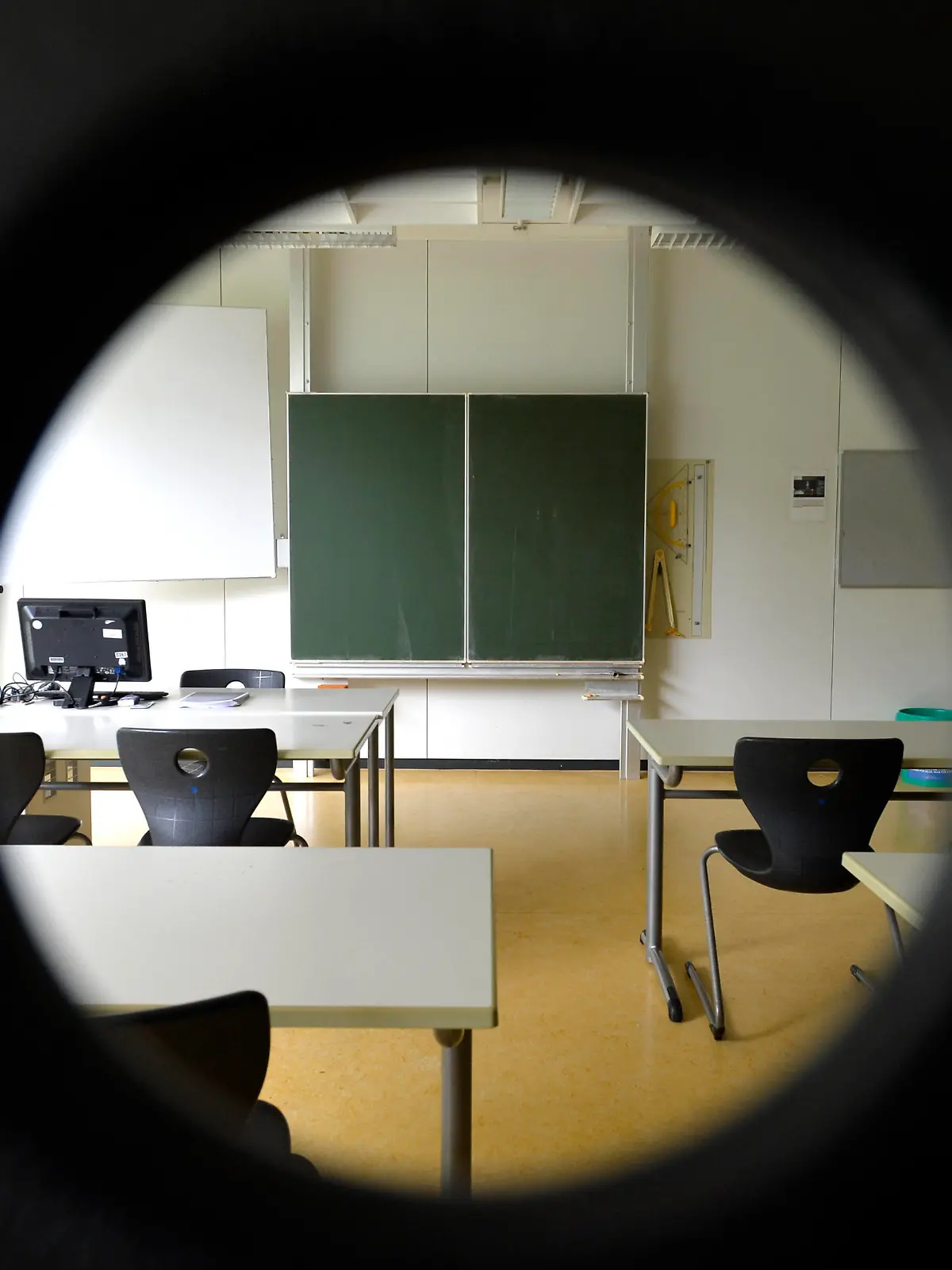  leeres Klassenzimmer, Einzeltische ohne Abstandsregel, Corona-Krise, Deutschland Wiederbeginn der Schule nach Corona-Lockdown, leeres Klassenzimmer, Deutschland *** empty classroom, individual tables without distance rule, Corona crisis, Germany School restart after Corona Lockdown, empty classroom, Germany