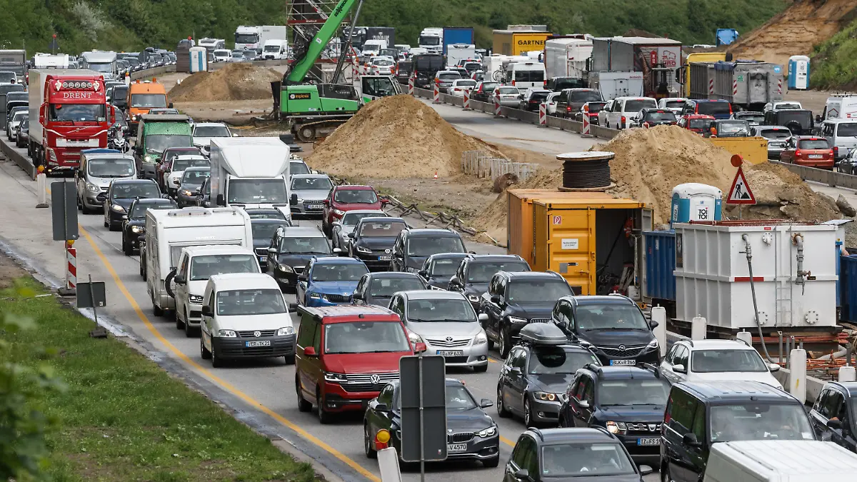 21.05.2022, Hamburg: Urlaubsverkehr staut sich auf der Autobahn A7 an einer Baustelle Höhe Hamburg-Bahrenfeld in beiden Fahrtrichtungen. Foto: Markus Scholz/dpa +++ dpa-Bildfunk +++