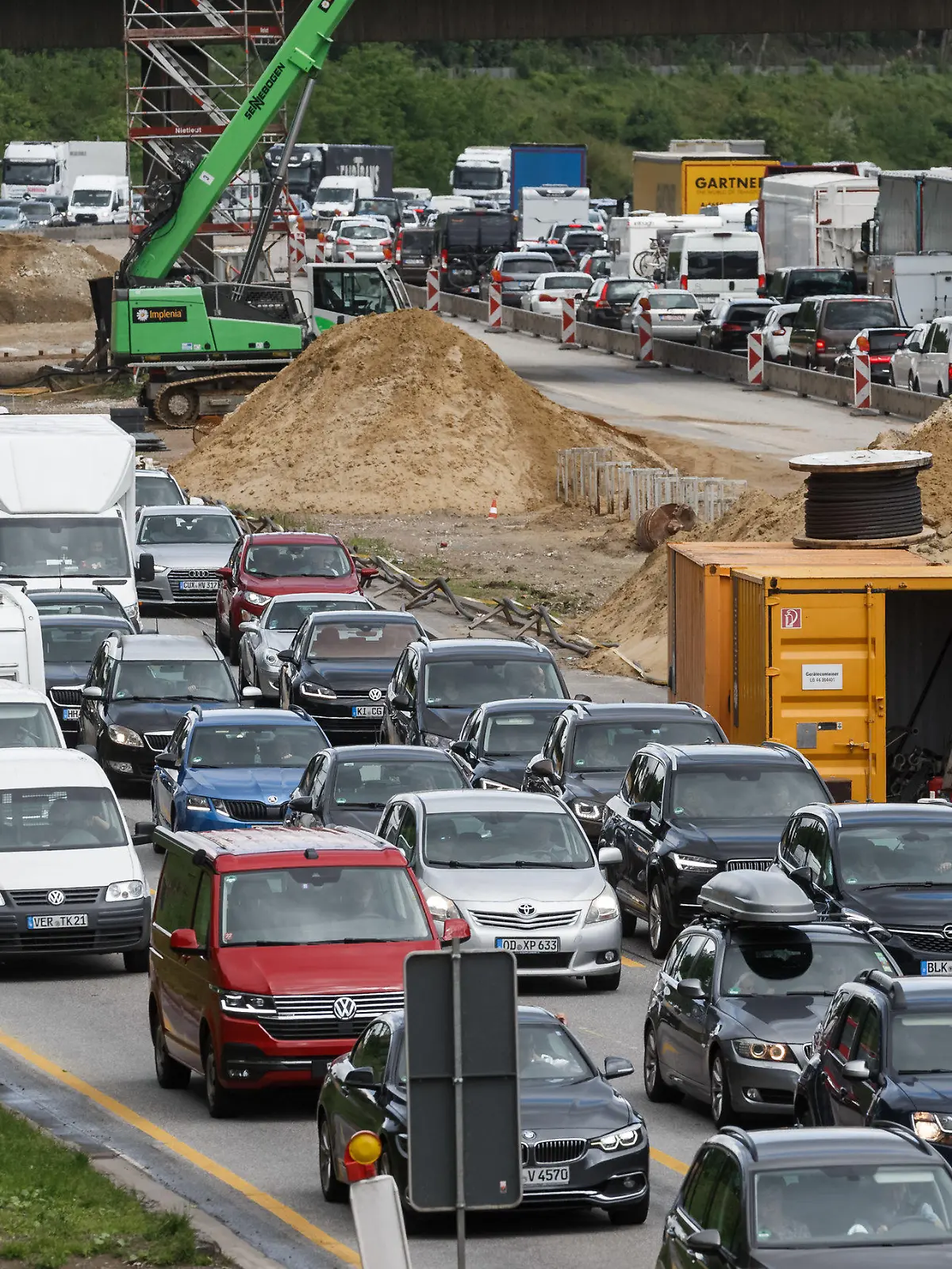 21.05.2022, Hamburg: Urlaubsverkehr staut sich auf der Autobahn A7 an einer Baustelle Höhe Hamburg-Bahrenfeld in beiden Fahrtrichtungen. Foto: Markus Scholz/dpa +++ dpa-Bildfunk +++