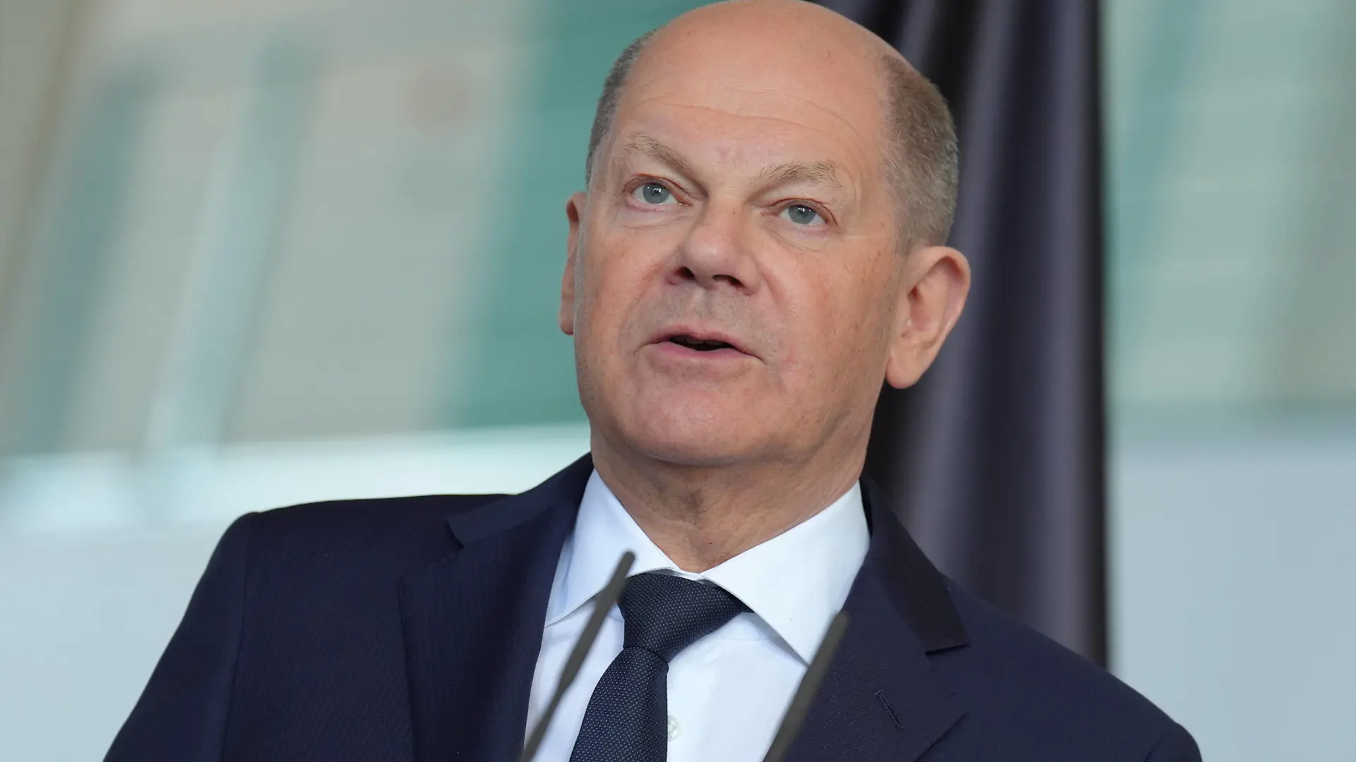 Pressekonferenz Bundeskanzler Scholz mit dem Vorsitzenden des Staatspraesidiums von Bosnien und Herzegowina Bundeskanzler Olaf Scholz im Portrait bei der Pressekonferenz nach dem Staatsbesuch aus Bosnien HErzegowina im Bundeskanzleramt, Berlin, 07.05.2024 Berlin Berlin Deutschland *** Press conference Federal Chancellor Scholz with the Chairman of the State Presidency of Bosnia and Herzegovina Federal Chancellor Olaf Scholz in portrait at the press conference after the state visit from Bosnia and Herzegovina at the Federal Chancellery, Berlin, 07 05 2024 Berlin Berlin Germany