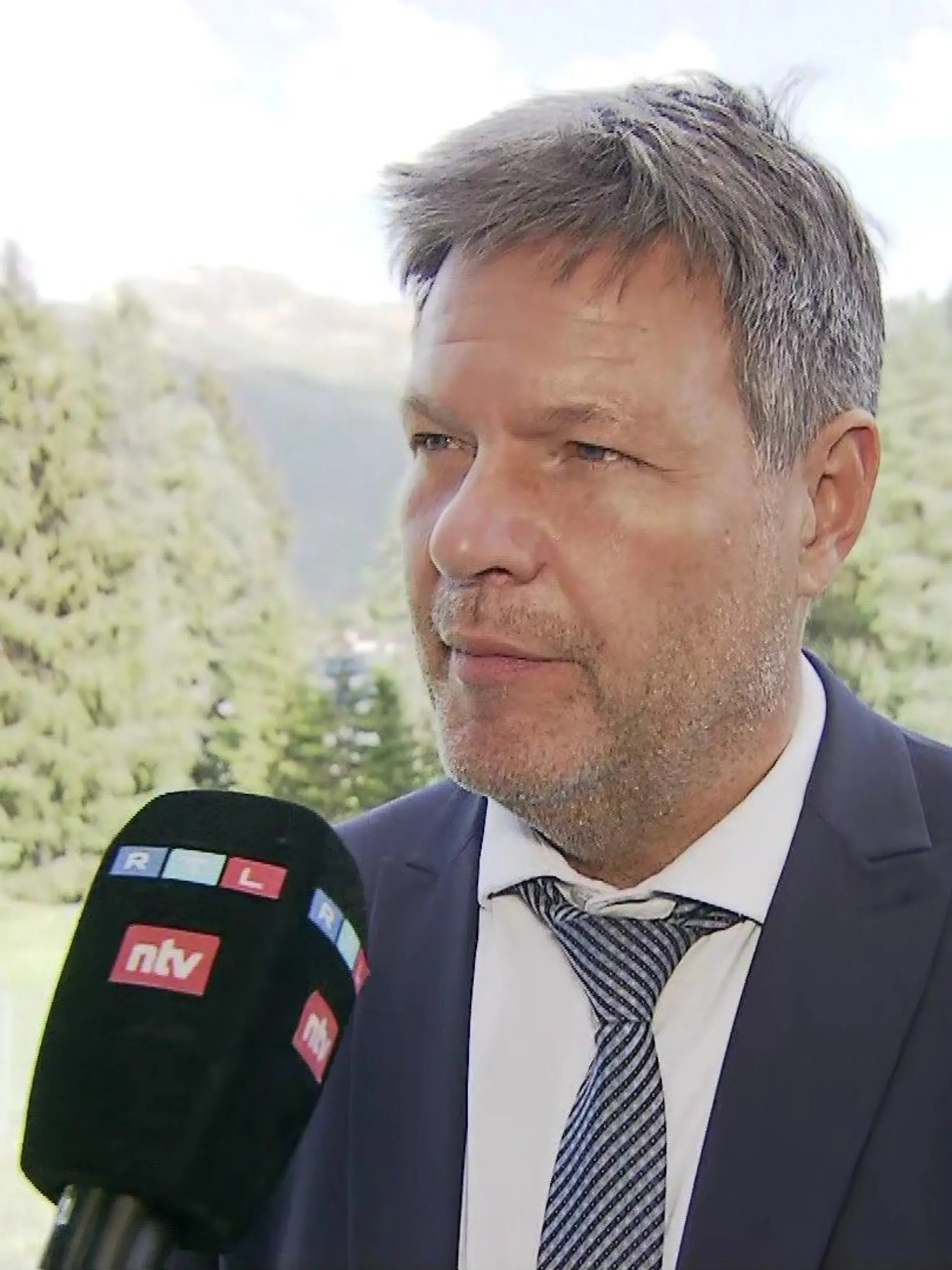 Wirtschaftsminister Robert Habeck (Grüne) im RTL/ntv-Interview in Davos.