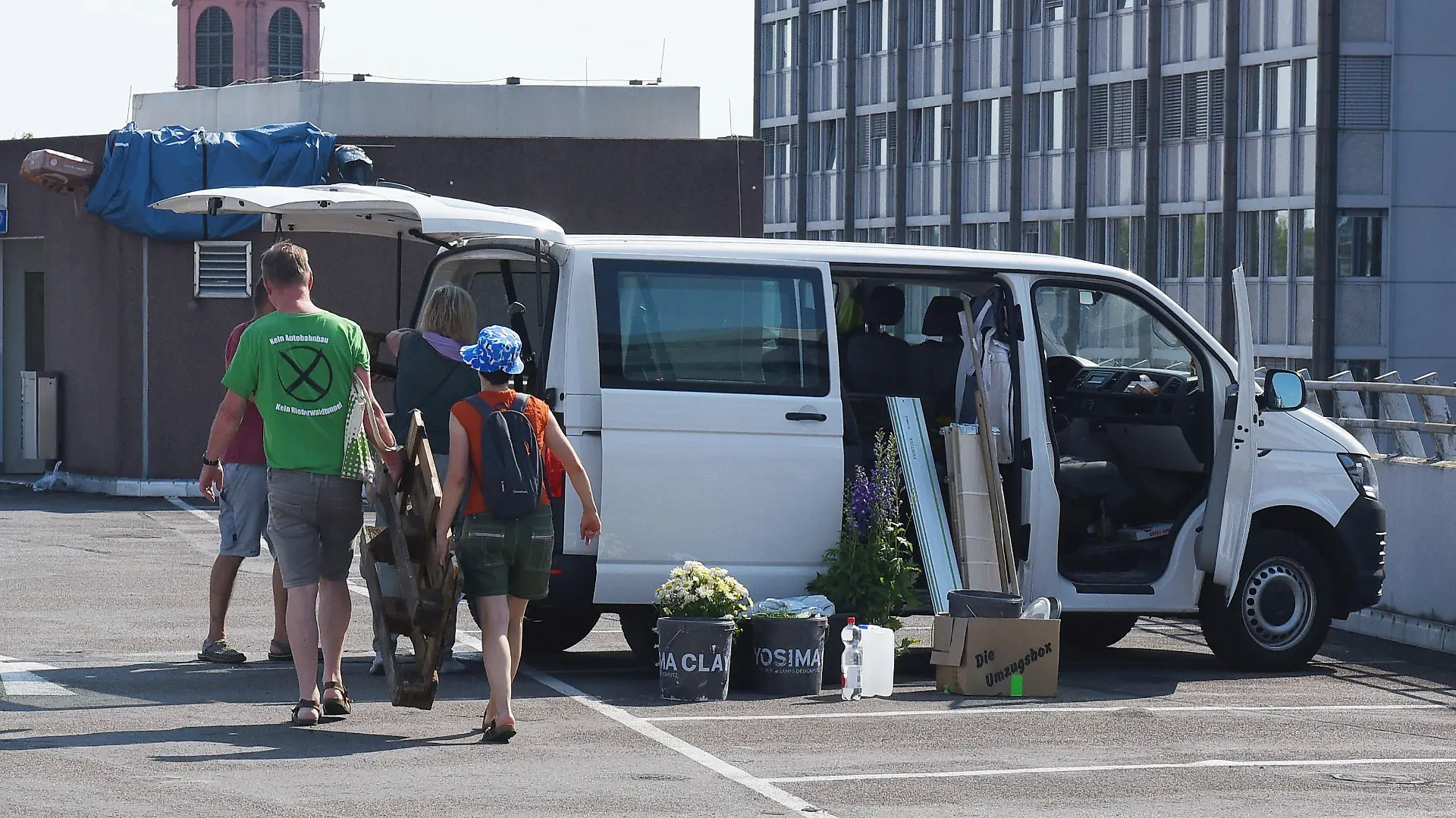 07.07.2023 Frankfurt am Main;
Foto: Doppelmoral der Klima-Aktivisten: Sie selbst wollen nicht schleppen, benutzen für ihre Ziele das Auto. Alle anderen sollen aufs Rad umsteigen
Doppelmoral bei Parkhaus-Besetzung
Klima-Chaoten im Auto zur Anti-Auto-Demo
Junge Klimaschützer wollen, dass keiner mehr Auto fährt und besetzen deshalb eines der größten Parkhäuser Frankfurts. Zur Besetzung fahren sie nach einer Demo von „Fridays for Future“ (FFF) allerdings selbst mit mehreren Autos – und finden das völlig in Ordnung, weil sie sonst hätten schwer tragen müssen.
Es sind 30 Grad. Auf der obersten Etage brutzeln die selbsternannten Klimaschützer im Parkhaus. Bis zu 40 Besetzer harren seit Freitag aus. Ihre Botschaft auf einem Flyer: „Wir möchten eine vom Auto befreite Innenstadt vorleben.“ Auf Plakaten steht: „Autos vertreiben".
Nur stehen eben mehrere Autos auf dem Parkdeck, alte Verbrenner wie ein VW Bus, ein VW Caddy oder ein Honda Jazz – und die gehören den Klimaschützern selbst. Hessens Landtagsabgeordneter Dr. Stefan Naas (49, FDP) stellt die Aktivisten im Parkhaus zur Rede und will wissen, warum sie mit Autos da sind.
Die Antworten? Erschütternd! Ein junges Mädchen sagt: „Wir sind gegen das Auto und benutzen das Auto, das ist ok. Wir können nicht alles einzeln hier rauftragen. Man braucht für manche Sachen Autos.“ *** Local Caption ***