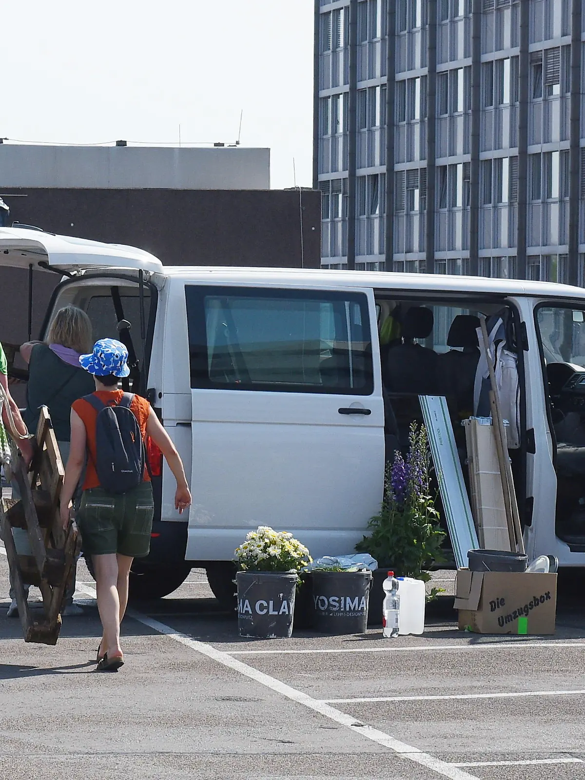 07.07.2023 Frankfurt am Main;
Foto: Doppelmoral der Klima-Aktivisten: Sie selbst wollen nicht schleppen, benutzen für ihre Ziele das Auto. Alle anderen sollen aufs Rad umsteigen

Doppelmoral bei Parkhaus-Besetzung
Klima-Chaoten im Auto zur Anti-Auto-Demo
Junge Klimaschützer wollen, dass keiner mehr Auto fährt und besetzen deshalb eines der größten Parkhäuser Frankfurts. Zur Besetzung fahren sie nach einer Demo von „Fridays for Future“ (FFF) allerdings selbst mit mehreren Autos – und finden das völlig in Ordnung, weil sie sonst hätten schwer tragen müssen.
Es sind 30 Grad. Auf der obersten Etage brutzeln die selbsternannten  Klimaschützer im Parkhaus. Bis zu 40 Besetzer harren seit Freitag aus. Ihre Botschaft auf einem Flyer: „Wir möchten eine vom Auto befreite Innenstadt vorleben.“ Auf Plakaten steht: „Autos vertreiben".
Nur stehen eben mehrere Autos auf dem Parkdeck, alte Verbrenner wie ein VW Bus, ein VW Caddy oder ein Honda Jazz – und die gehören den Klimaschützern selbst. Hessens Landtagsabgeordneter Dr. Stefan Naas (49, FDP) stellt die Aktivisten im Parkhaus zur Rede und will wissen, warum sie mit Autos da sind.
Die Antworten? Erschütternd! Ein junges Mädchen sagt: „Wir sind gegen das Auto und benutzen das Auto, das ist ok. Wir können nicht alles einzeln hier rauftragen. Man braucht für manche Sachen Autos.“ *** Local Caption *** 
