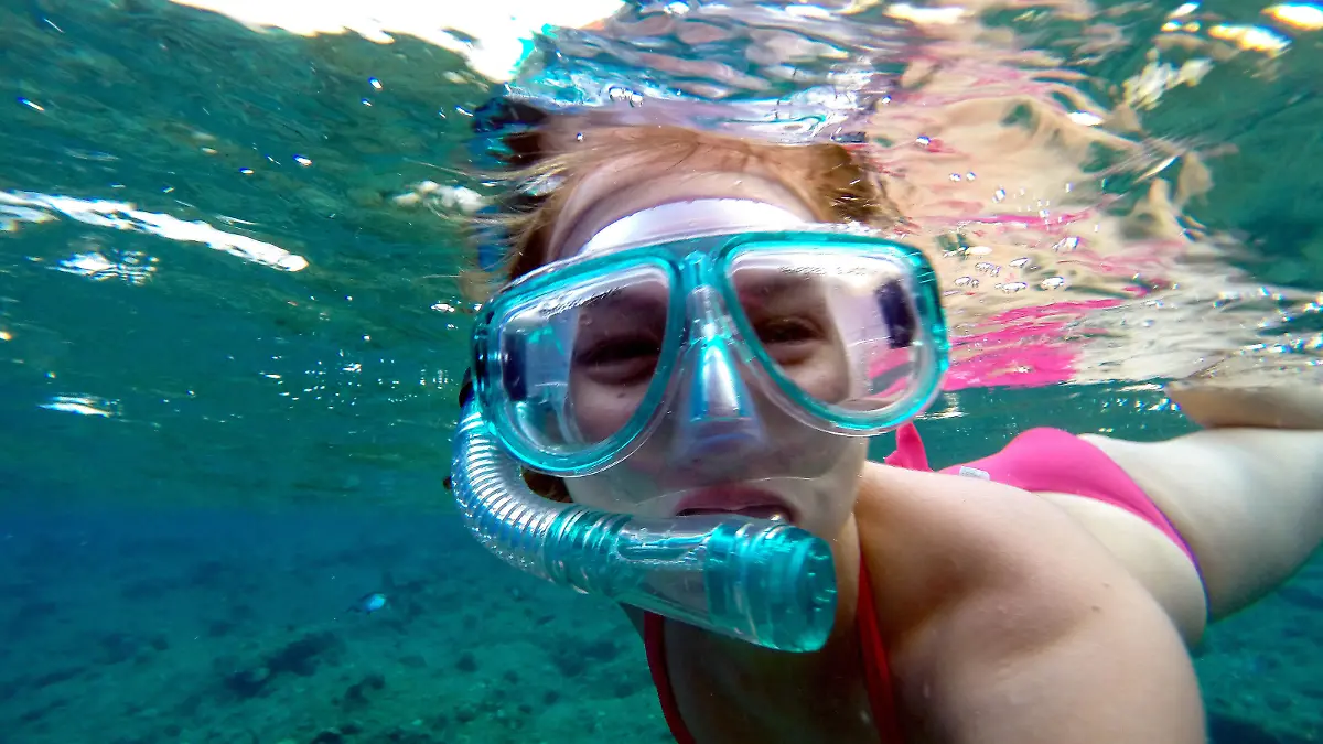 Eine Frau beim Schnorcheln im glasklaren Wasser im Roten Meer bei Marsa Alam, aufgenommen am 23.09.2015. Foto: Matthias Tödt | Verwendung weltweit