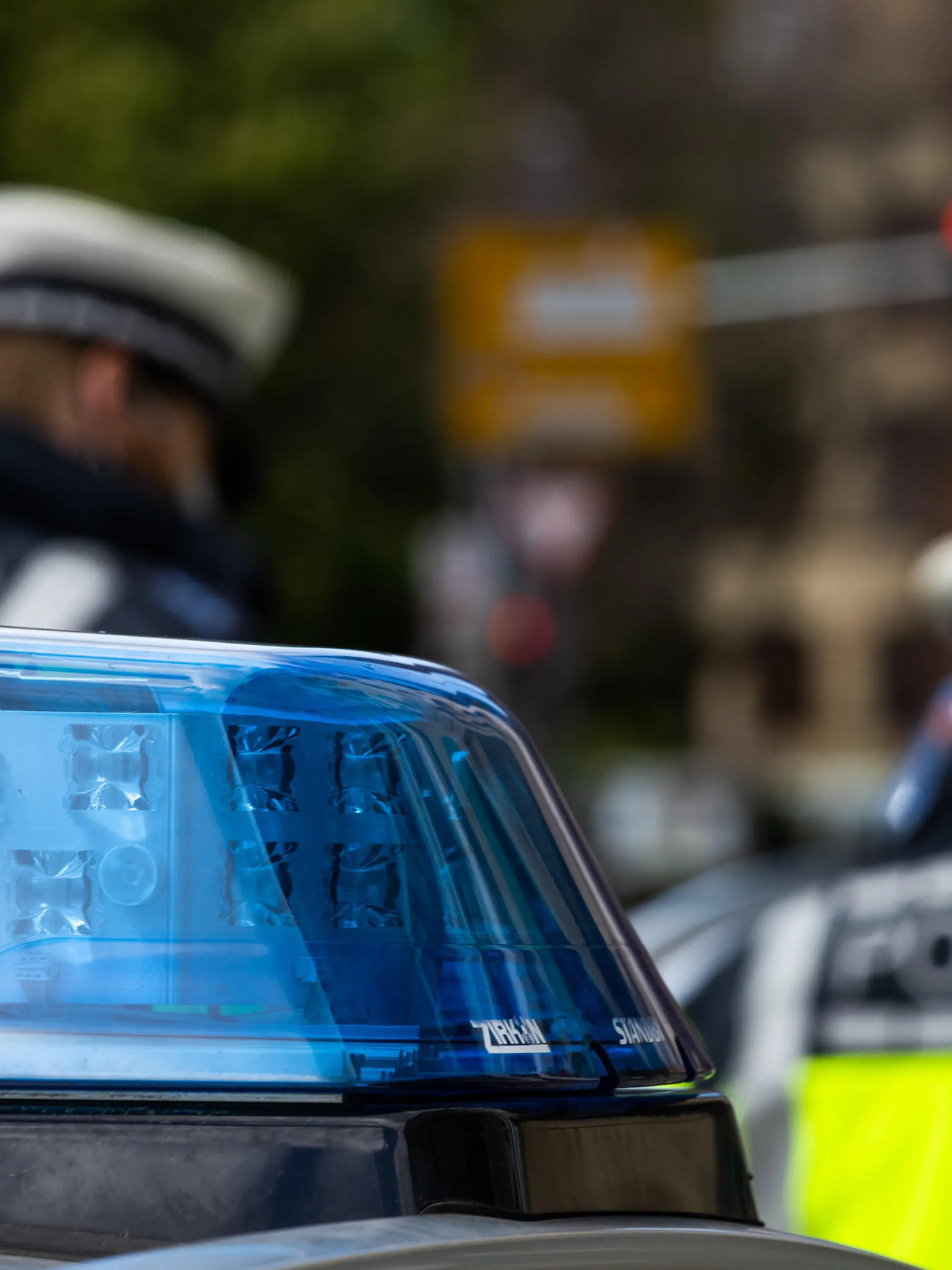 ARCHIV - 05.05.2021, Baden-Württemberg, Freiburg: Zwei Polizeibeamte stehen zwischen zwei Einsatzfahrzeugen der Polizei. (zu dpa: «Über 80 Stundenkilometer - E-Scooter-Fahrer rast Polizei davon») Foto: Philipp von Ditfurth/dpa +++ dpa-Bildfunk +++