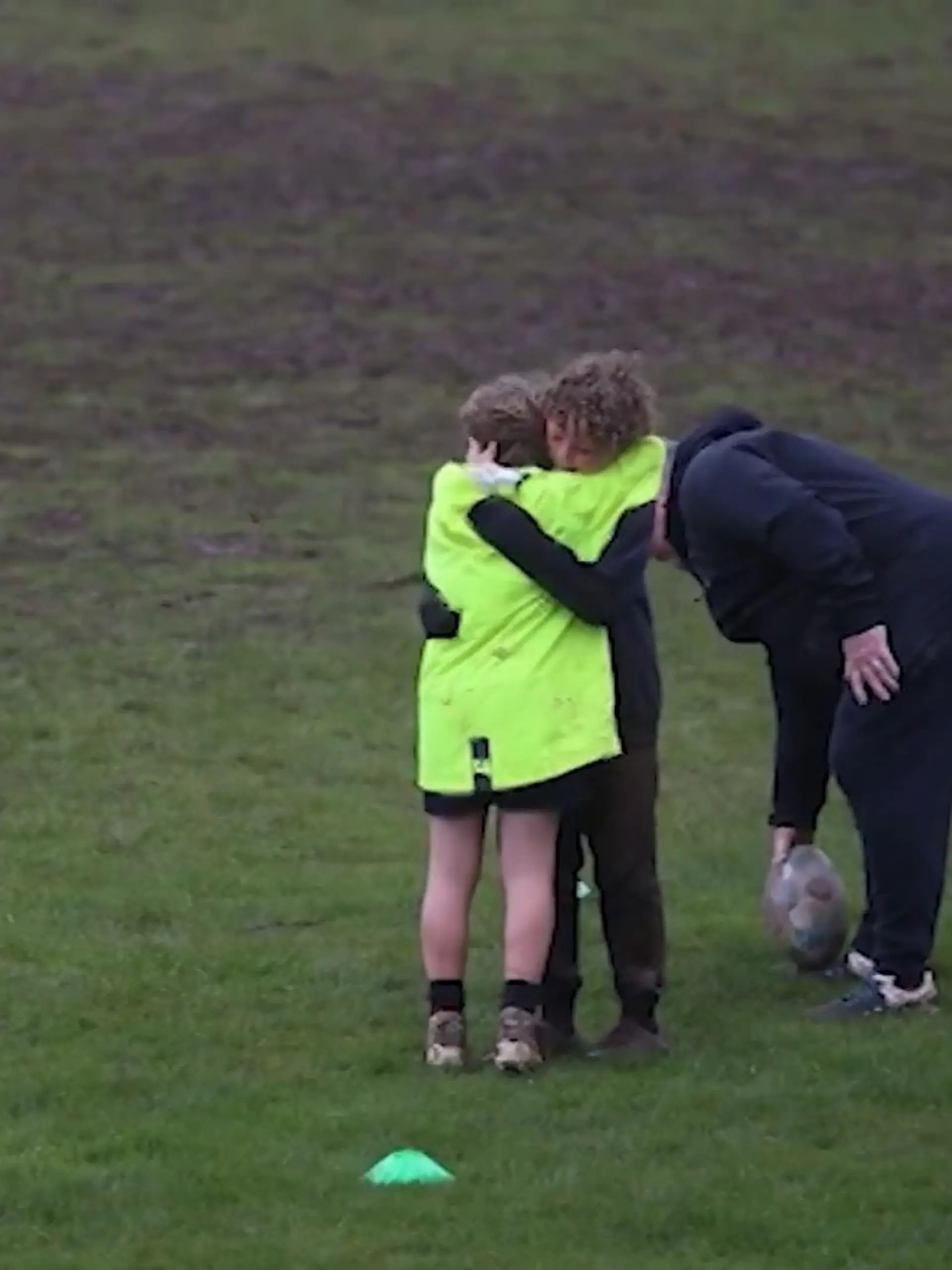 "Es ist egal wer du bist, ob du klein oder jung bist. Du bist ein großartiger Rugbyspieler!" - Jacks Worte muss Bob gebraucht haben, als er völlig verzweifelt auf dem Platz stand und nicht mehr weiter Rugby spielen wollte.