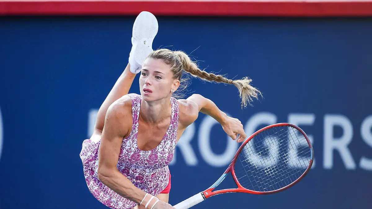 Sport Bilder des Tages August 14, 2021: Camila Giorgi ITA serves the ball during the WTA, Tennis Damen National Bank Open semifinal match at IGA Stadium in Montreal, Quebec. /CSM Montreal Canada - ZUMAc04_ 20210814_zaf_c04_045 Copyright: xDavidxKirouacx