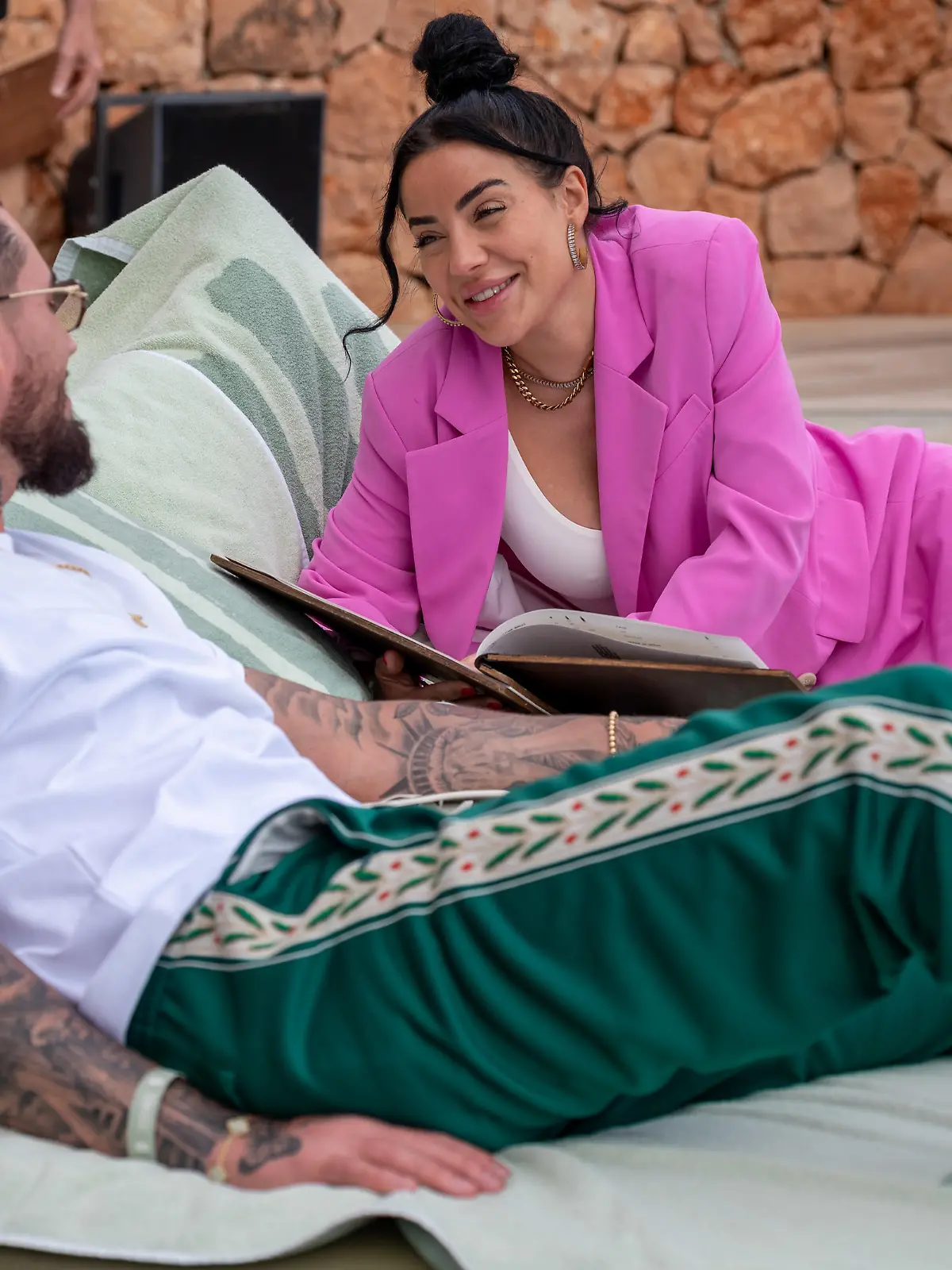 Mike Heiter und Leyla Lahouar verliebt im UM-Beachclub in Portals Nous auf Mallorca. 
Portals Nous - Mallorca - 010524