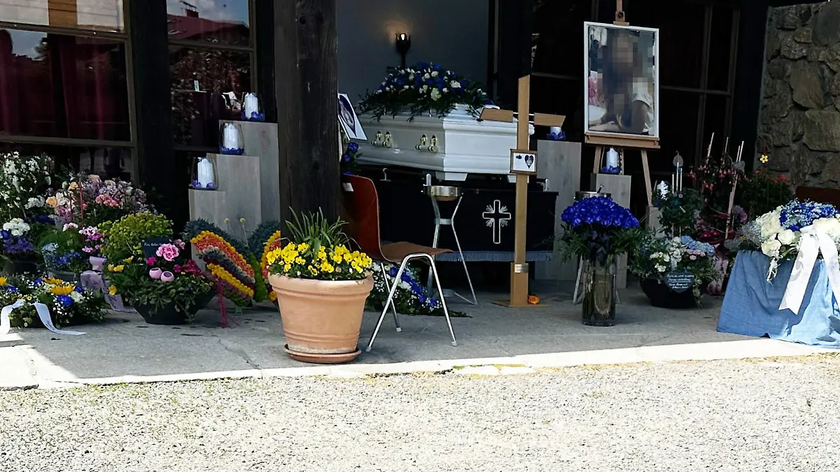 Marie (19) ist am 14. Mai in einem weißen Sarg beerdigt worden.