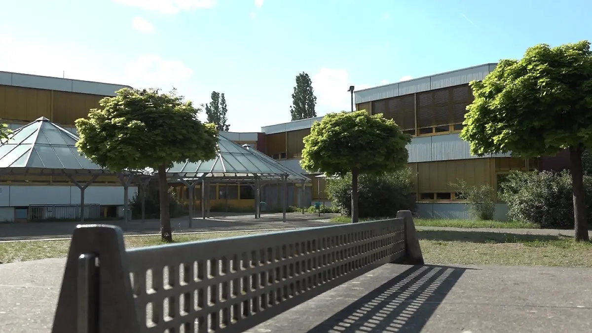 In Vaihingen an der Enz soll ein Mann ein Kind auf einem Schulgelände sexuell missbraucht haben. Die Polizei hat die Ermittlungen aufgenommen.