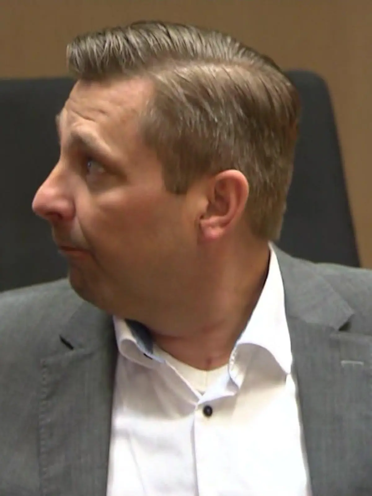 Er war stellvertretender Bürgermeister von Lünen. Am Dienstag sitzt der 41-jährige Daniel Wolski auf der Anklagebank, weil er mehrere Mädchen sexuell missbraucht haben soll. Gezielt war er im Netz auf der Suche nach Minderjährigen: Das jüngste Opfer war angeblich erst zwölf Jahre alt. Mit welch mieser Masche ausgerechnet der Mann, der das Vertrauen der Stadt genießt, vorgegangen ist, erfahrt ihr im Video!