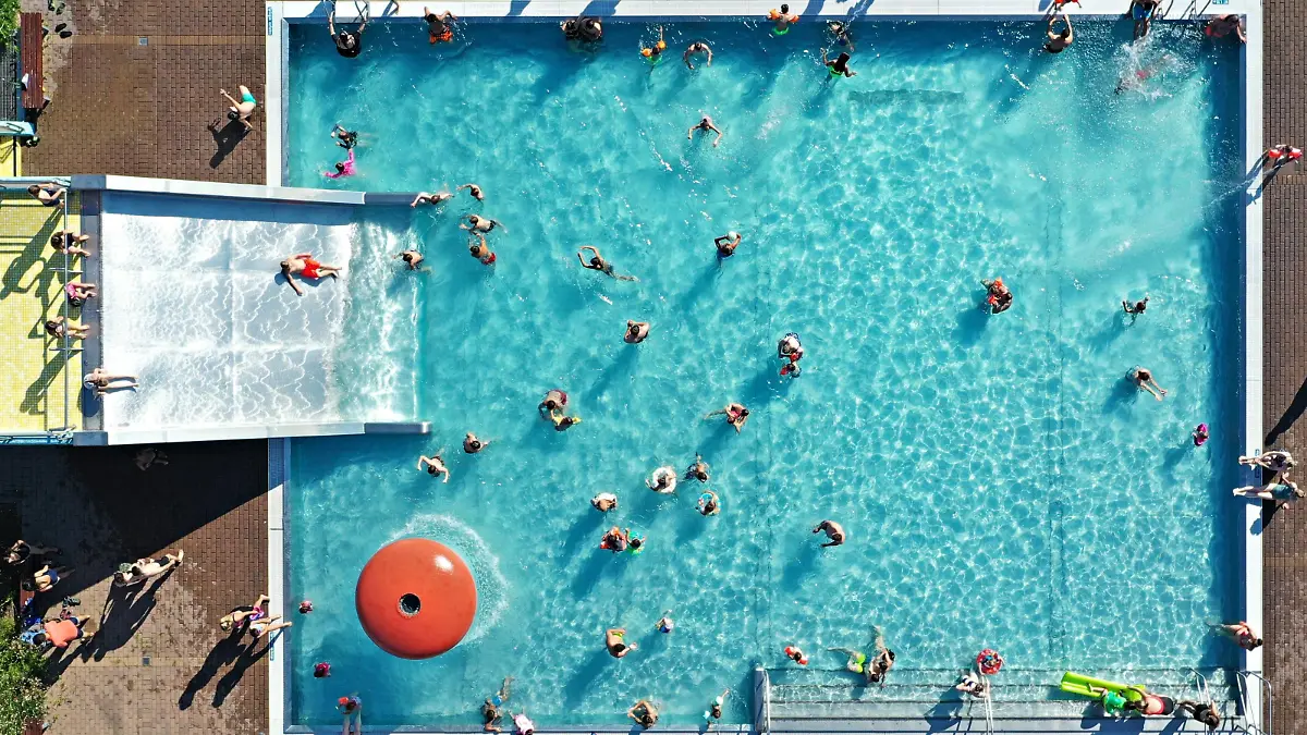 25.6.2023 Badespass Ein heißer Sommertag lockt viele Badegäste auf eine Abkühlung in die Freibäder. Schwetzingen Bellamar Schwimmbad Baden Württemberg Deutschland *** 25 6 2023 Bathing fun A hot summer day attracts many swimmers to cool off in the outdoor pools Schwetzingen Bellamar Schwimmbad Baden Württemberg Germany