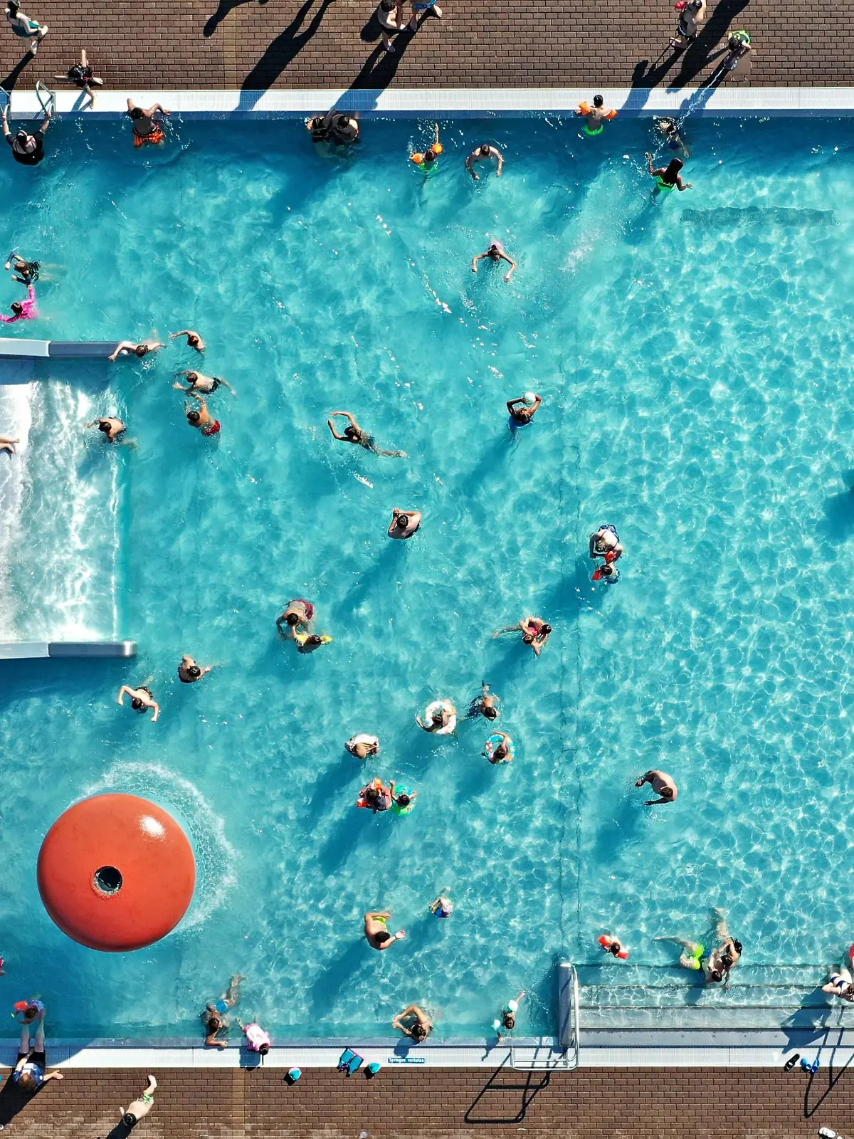 25.6.2023 Badespass Ein heißer Sommertag lockt viele Badegäste auf eine Abkühlung in die Freibäder. Schwetzingen Bellamar Schwimmbad Baden Württemberg Deutschland *** 25 6 2023 Bathing fun A hot summer day attracts many swimmers to cool off in the outdoor pools Schwetzingen Bellamar Schwimmbad Baden Württemberg Germany