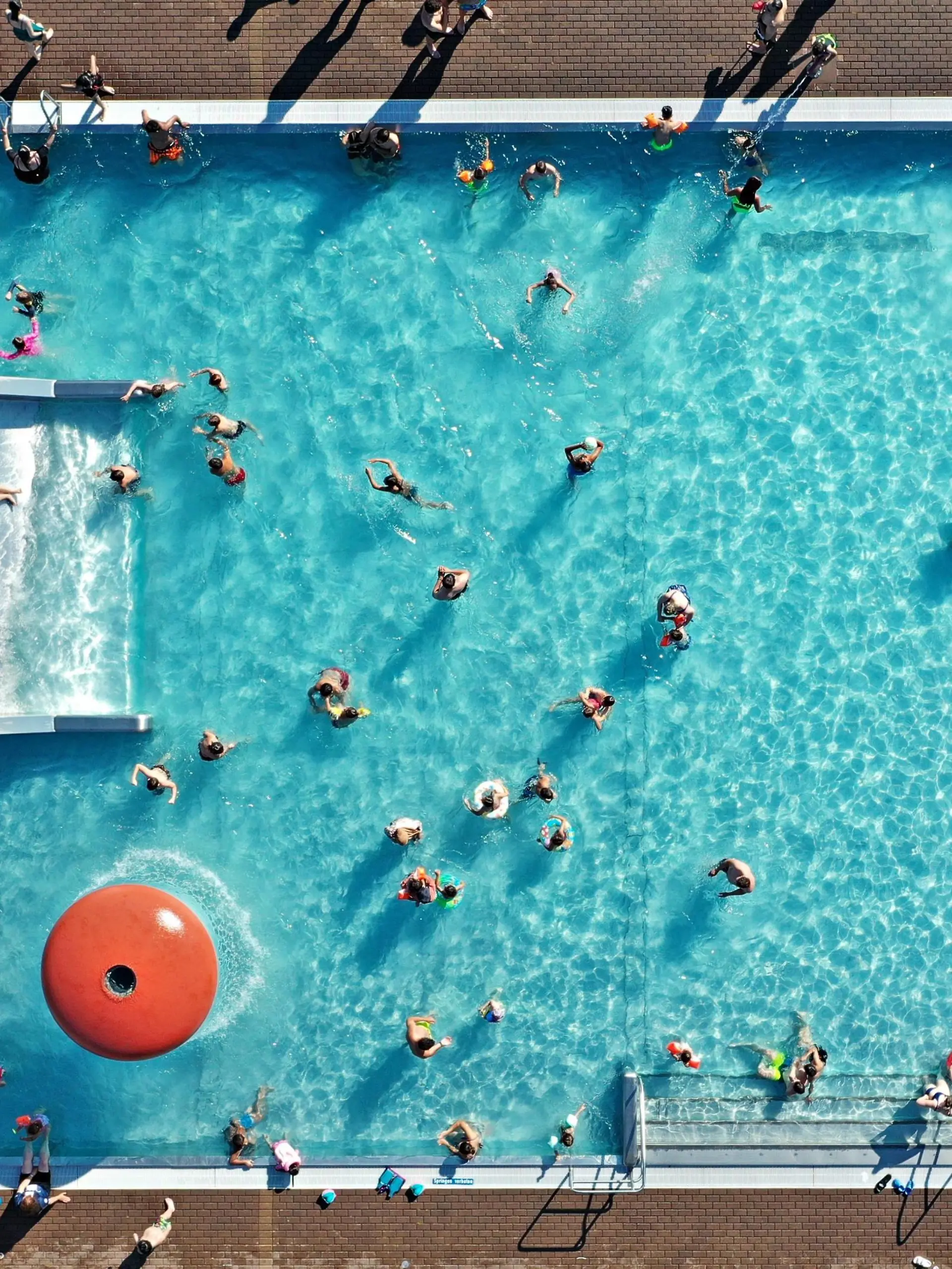 25.6.2023 Badespass Ein heißer Sommertag lockt viele Badegäste auf eine Abkühlung in die Freibäder. Schwetzingen Bellamar Schwimmbad Baden Württemberg Deutschland *** 25 6 2023 Bathing fun A hot summer day attracts many swimmers to cool off in the outdoor pools Schwetzingen Bellamar Schwimmbad Baden Württemberg Germany
