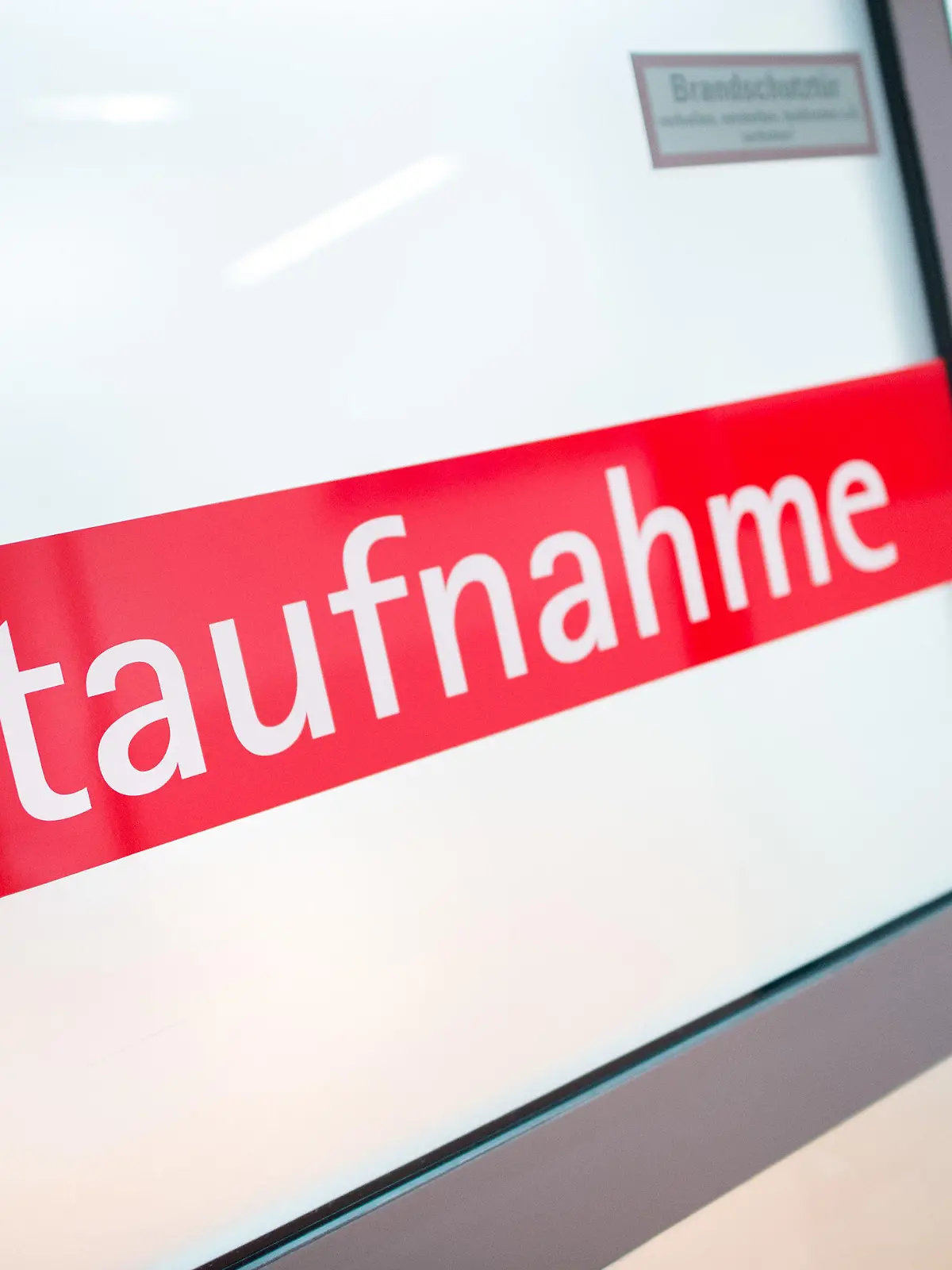 ARCHIV - 27.03.2018, Niedersachsen, Braunschweig: Ein Krankenpfleger steht in einem Krankenhaus neben einer Glastür mit der Aufschrift «Notaufnahme». (zu dpa: «Notfallmediziner wollen bei Krankenhausreform aufgewertet werden») Foto: Hauke-Christian Dittrich/dpa +++ dpa-Bildfunk +++