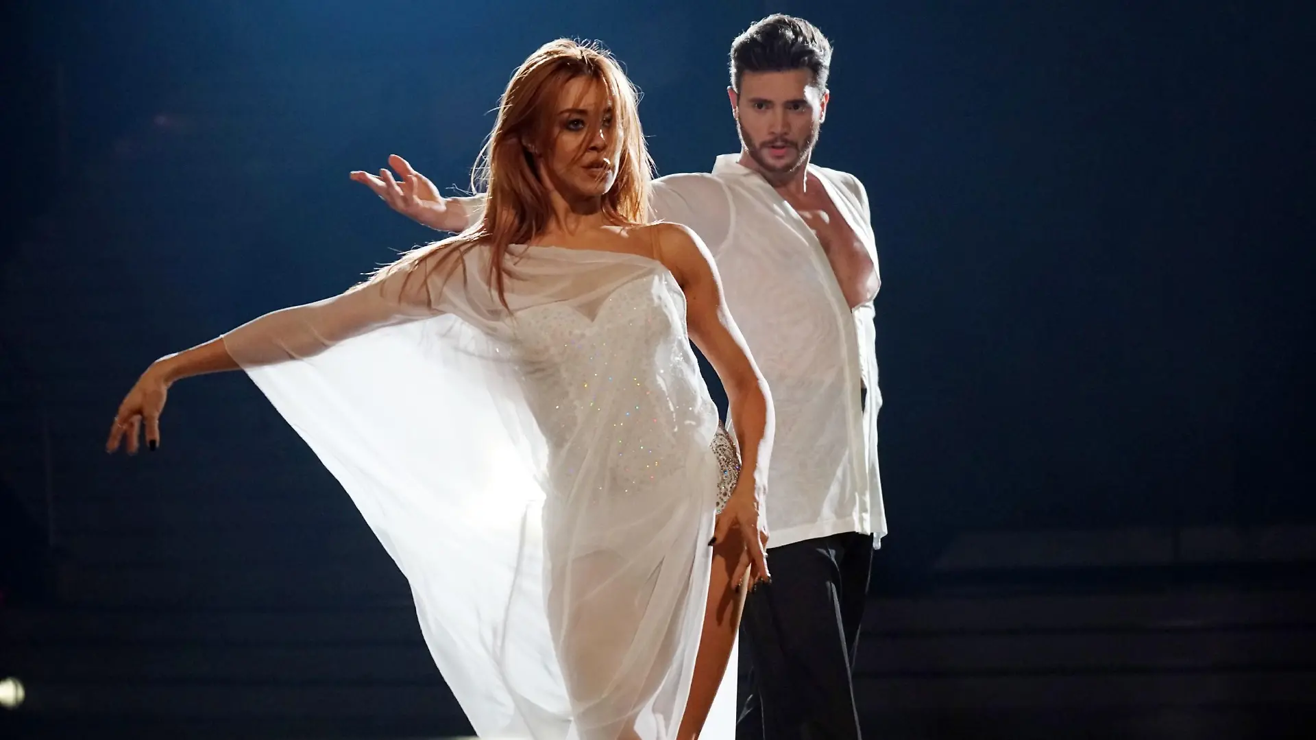 Bela Klentze und Oana Nechiti tanzen Rumba.

Verwendung der Bilder für Online-Medien ausschließlich mit folgender Verlinkung:'Alle Infos zu 'Let's Dance' im Special bei RTL.de: http://www.rtl.de/cms/sendungen/lets-dance.html