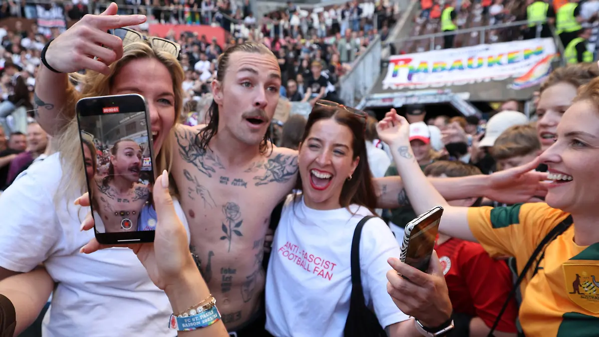 12.05.2024, Hamburg: Fußball: 2. Bundesliga, FC St. Pauli - VfL Osnabrück, 33. Spieltag im Millerntor-Stadion, St. Paulis Jackson Irvine (M) feiert mit den Fans. WICHTIGER HINWEIS: Gemäß den Vorgaben der DFL Deutsche Fußball Liga bzw. des DFB Deutscher Fußball-Bund ist es untersagt, in dem Stadion und/oder vom Spiel angefertigte Fotoaufnahmen in Form von Sequenzbildern und/oder videoähnlichen Fotostrecken zu verwerten bzw. verwerten zu lassen. Foto: Christian Charisius/dpa +++ dpa-Bildfunk +++