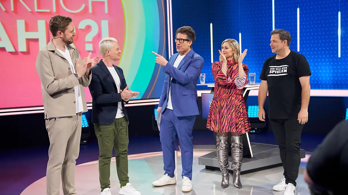 Moderator Daniel Hartwich mit den Promi-Rateteams Bastian Bielendorfer und Guido Cantz, sowie Ruth Moschner und Martin Rütter.

+++ Die Verwendung des sendungsbezogenen Materials ist nur mit dem Hinweis und Verlinkung auf RTL+ gestattet. +++