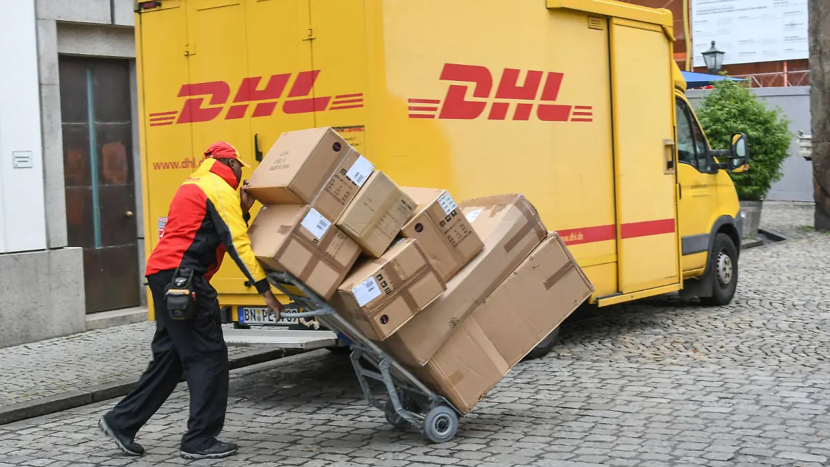 DHL-Paketzustellung in der Vorweihnachtszeit in Freiburg. *** DHL parcel delivery in Freiburg during the pre-Christmas period