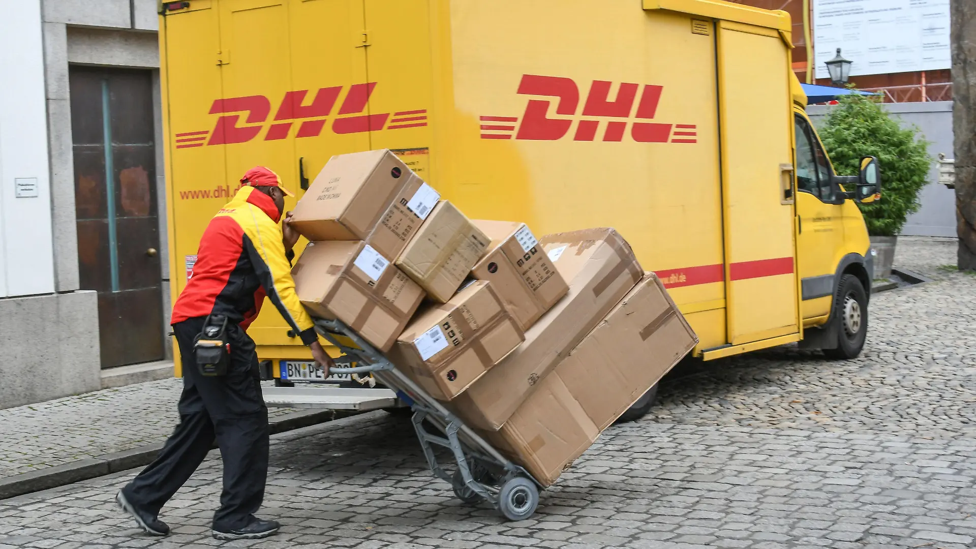  DHL-Paketzustellung in der Vorweihnachtszeit in Freiburg. *** DHL parcel delivery in Freiburg during the pre-Christmas period