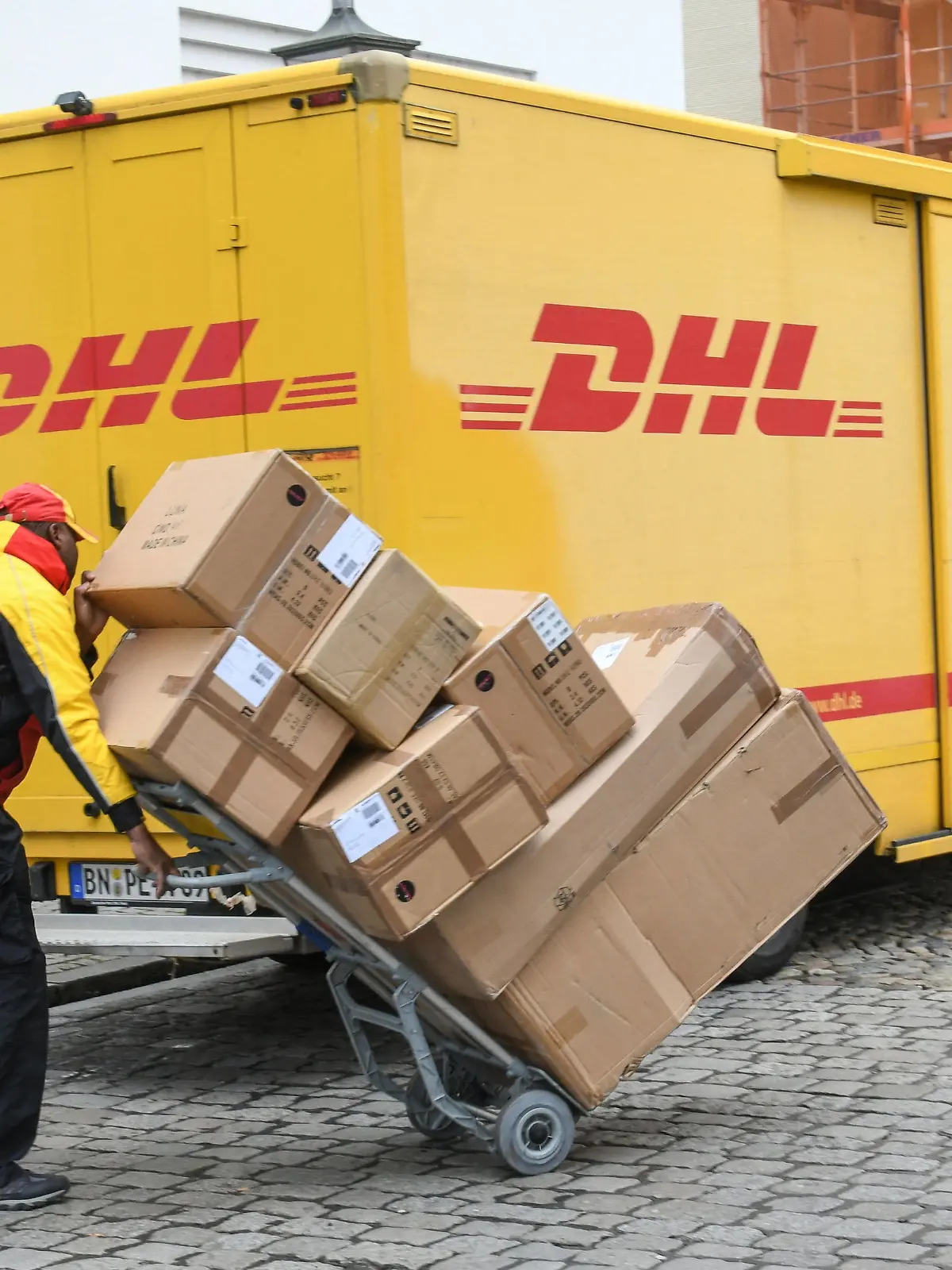  DHL-Paketzustellung in der Vorweihnachtszeit in Freiburg. *** DHL parcel delivery in Freiburg during the pre-Christmas period