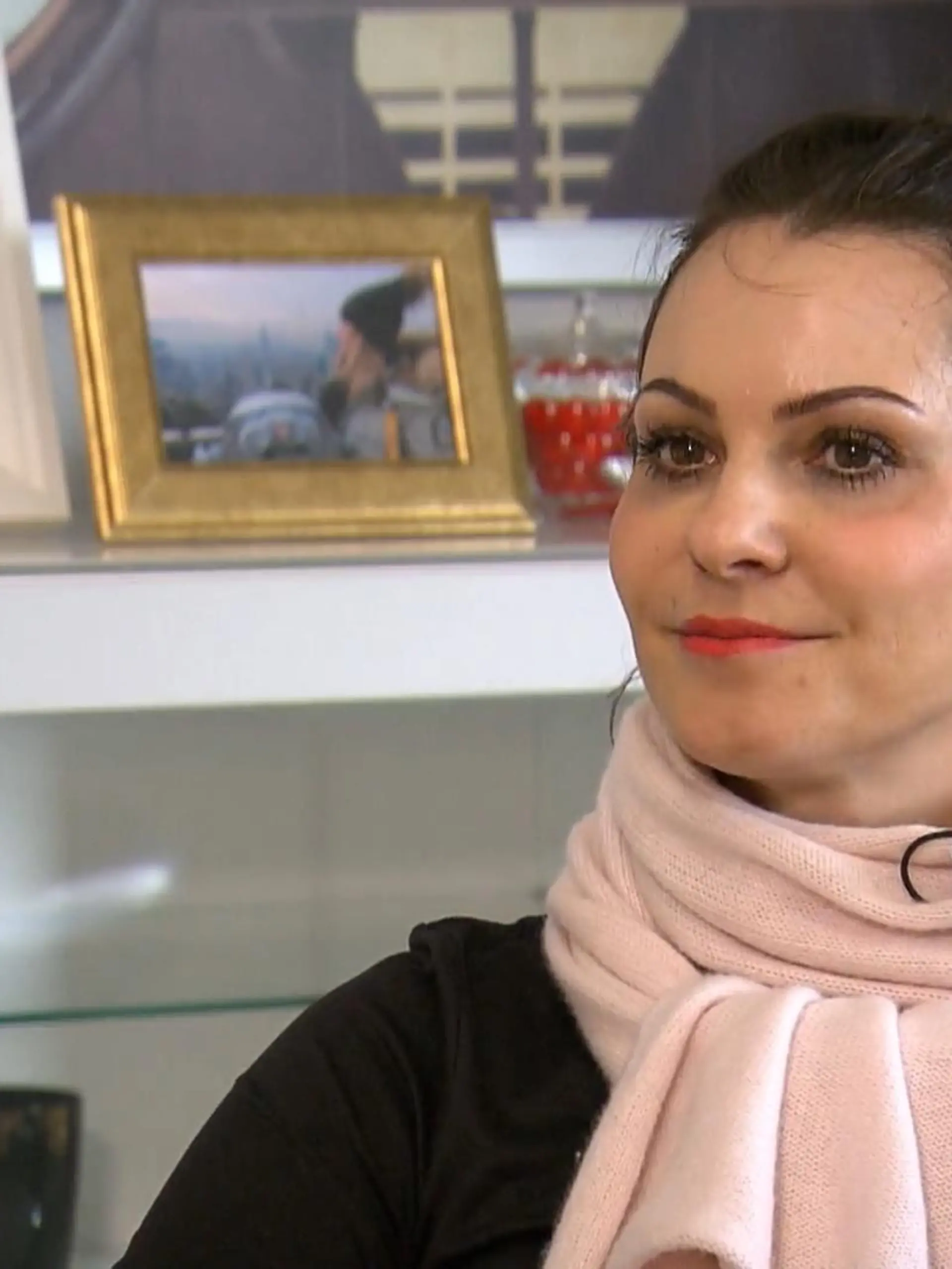 Bild zu: "Bunte Sneaker? Kandidatin Ella hat so ihre Zweifel"