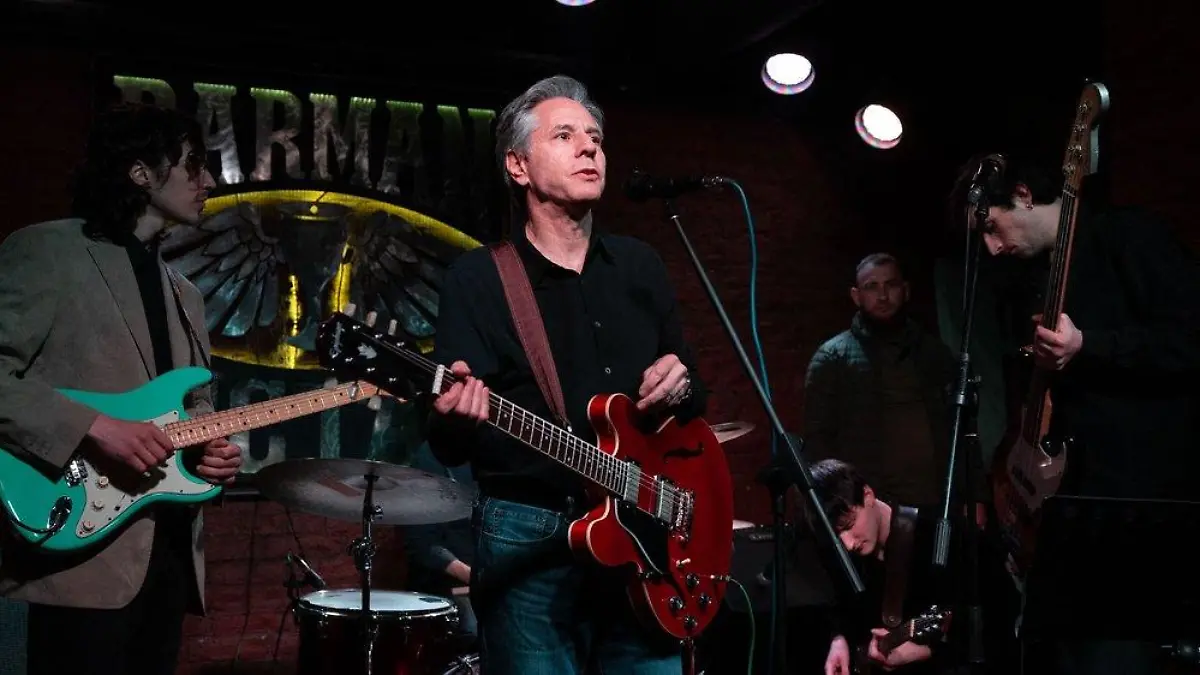 US-Außenminister Antony Blinken spielt Gitarre in Kiewer Nachtclub