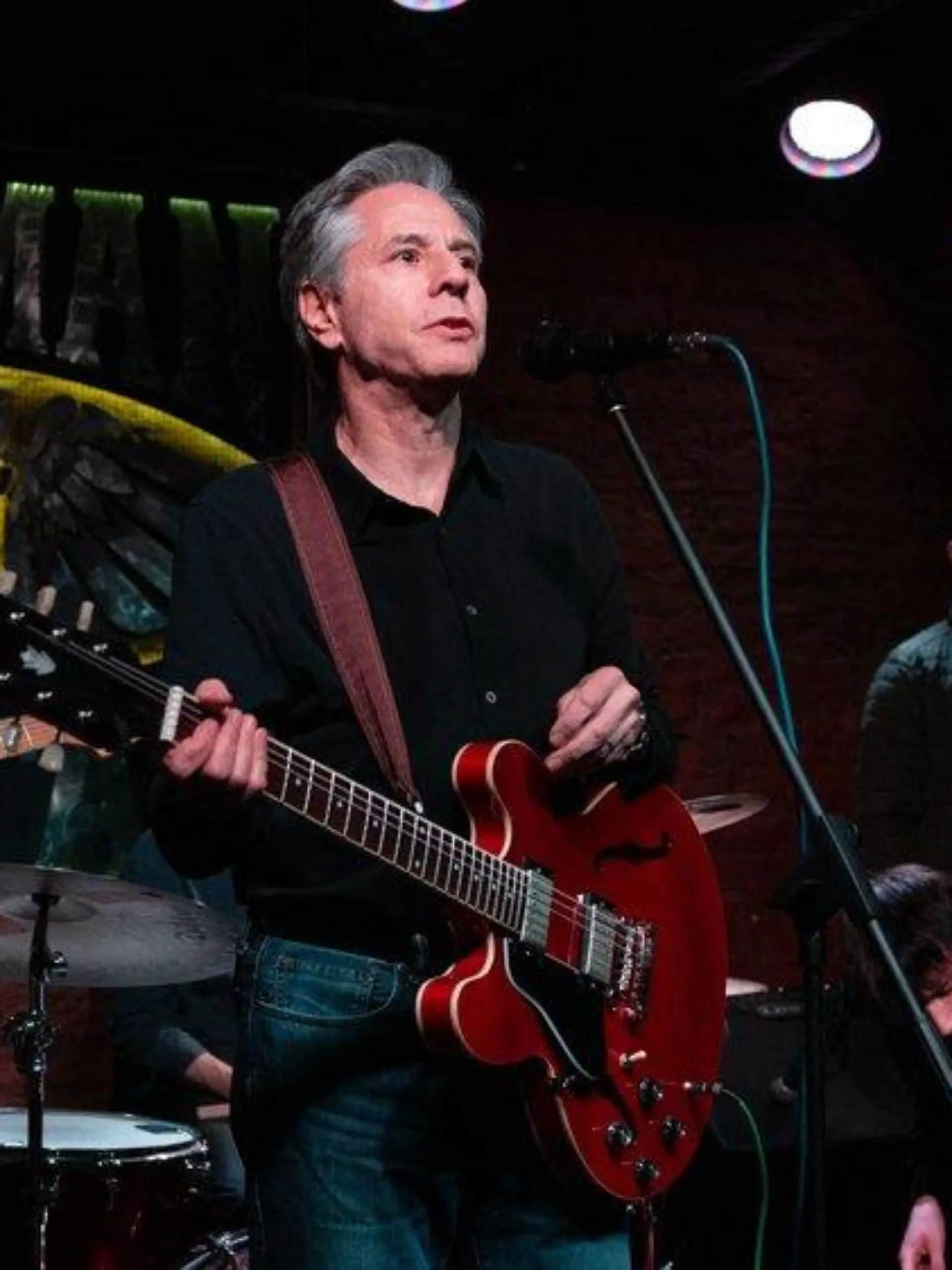 US-Außenminister Antony Blinken spielt Gitarre in Kiewer Nachtclub