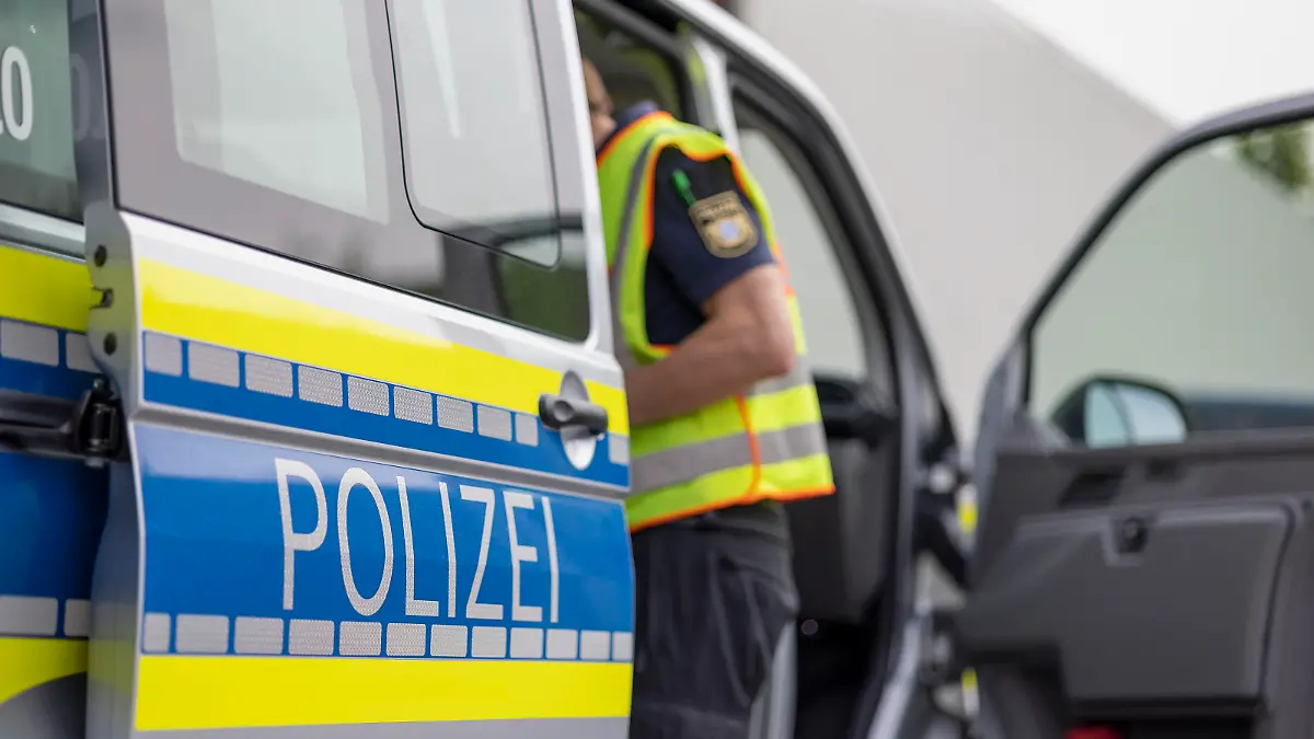 Wuerzburg, A3, Parkplatz Sandgraben, 05.05.2022, sicher.mobil.leben ? Fahrtuechtigkeit im Blick Bild: Stockfoto, Symbolfoto fuer Polizei und Blaulicht