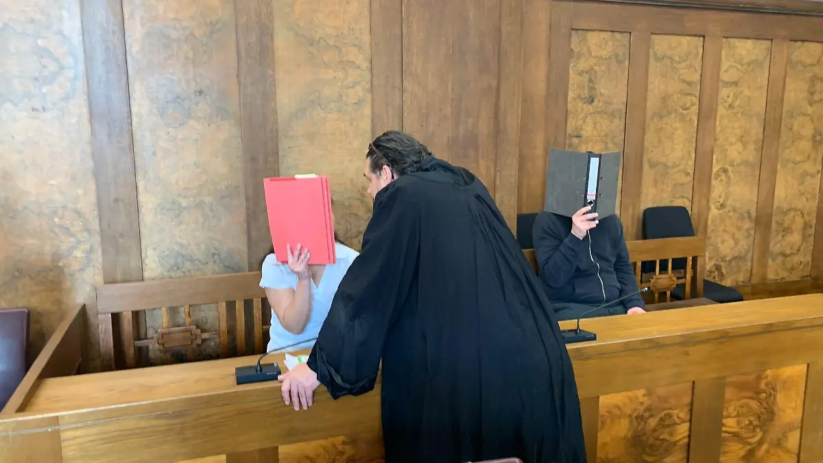 Prozess in Dinslaken - die Eltern verstecken sich hinter Mappen.