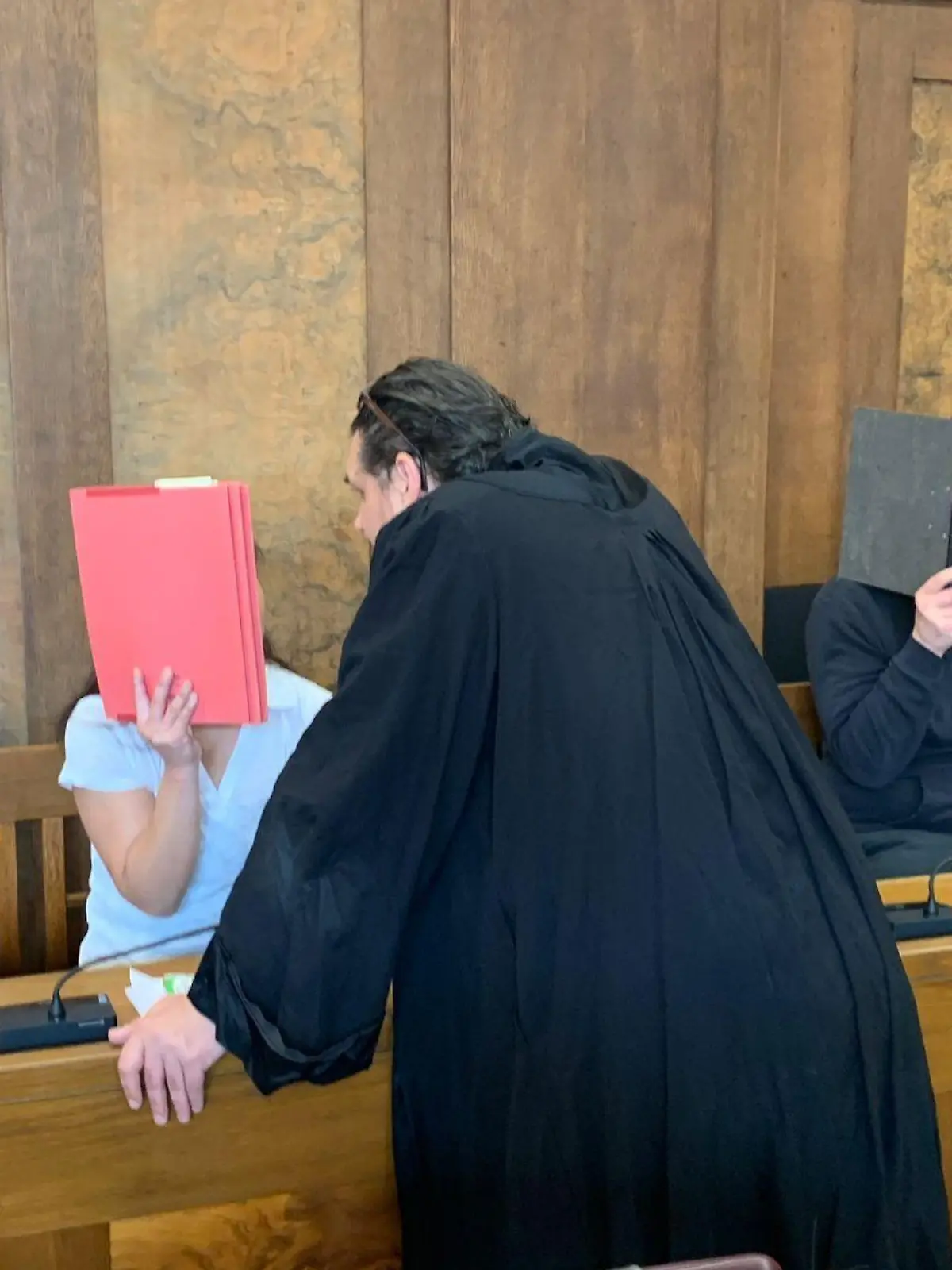 Prozess in Dinslaken - die Eltern verstecken sich hinter Mappen.