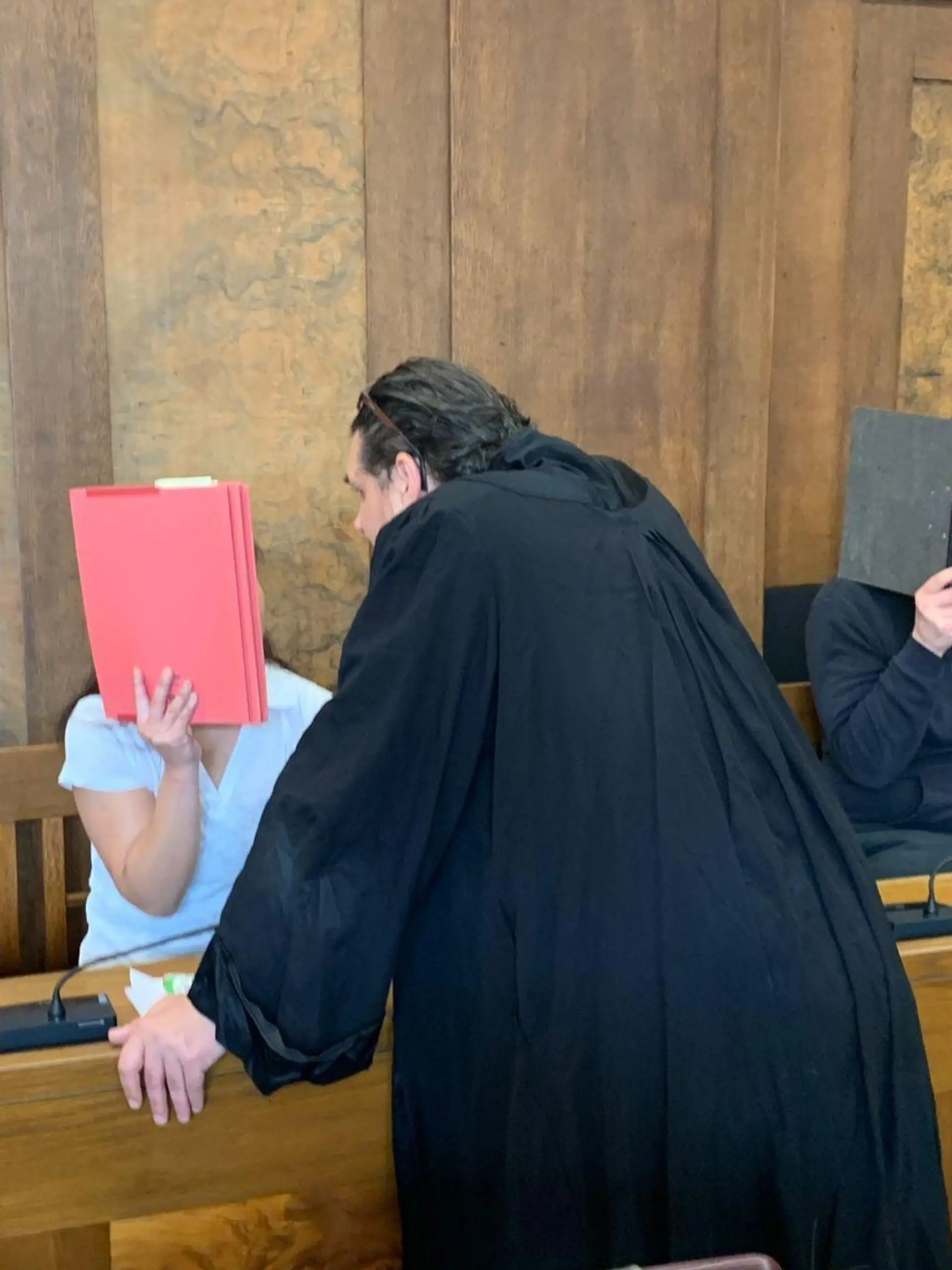 Prozess in Dinslaken - die Eltern verstecken sich hinter Mappen.