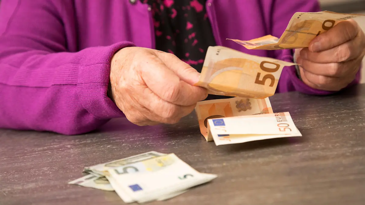 ARCHIV - 13.02.2020, Niedersachsen, Bassum-Bramstedt: Eine ältere Dame zählt Geld. Der Anteil der Rentnerinnen und Rentner, die mit Abschlägen in Rente gegangen sind, ist im vergangenen Jahr leicht gestiegen. Foto: Christin Klose/dpa /dpa +++ dpa-Bildfunk +++