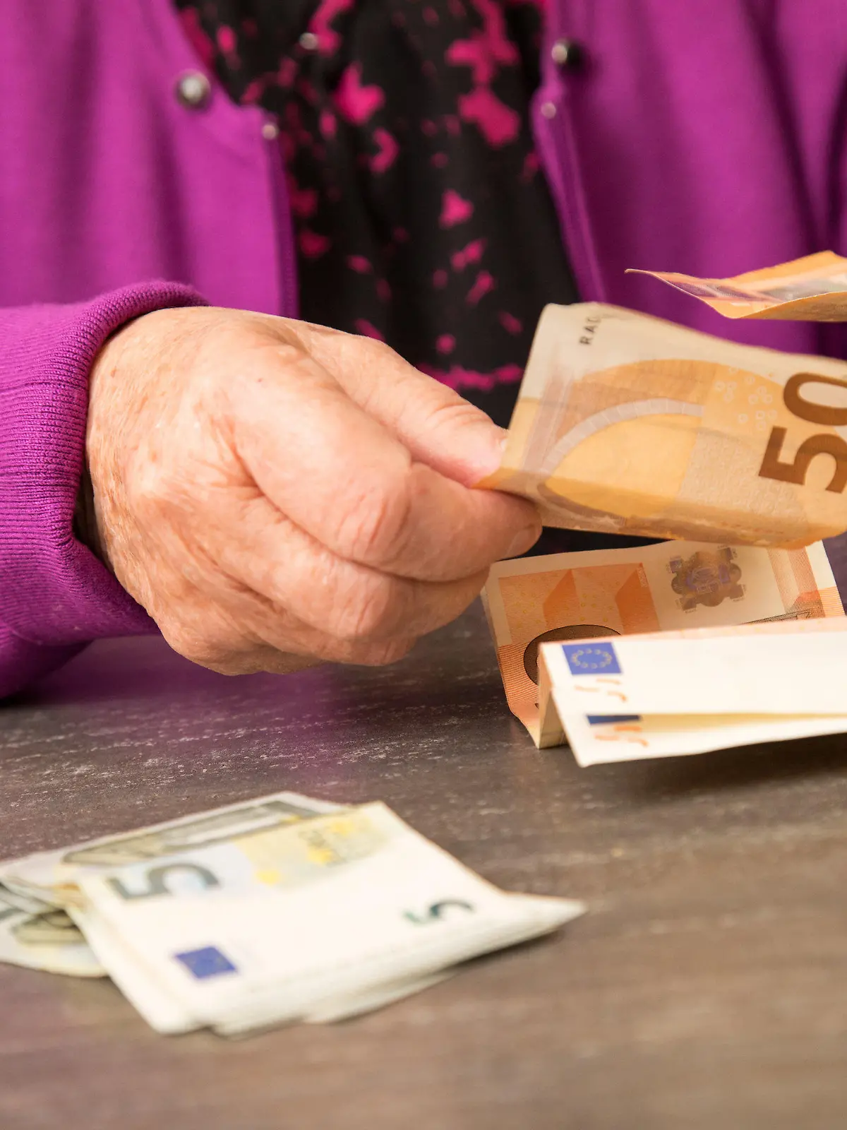 ARCHIV - 13.02.2020, Niedersachsen, Bassum-Bramstedt: Eine ältere Dame zählt Geld. Der Anteil der Rentnerinnen und Rentner, die mit Abschlägen in Rente gegangen sind, ist im vergangenen Jahr leicht gestiegen. Foto: Christin Klose/dpa /dpa +++ dpa-Bildfunk +++