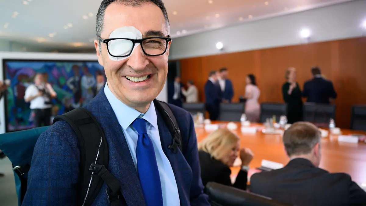 15.05.2024, Berlin: Cem Özdemir (Bündnis 90/Die Grünen), Bundesminister für Ernährung und Landwirtschaft, kommt mit einem verbundenen Auge zur Kabinettssitzung im Bundeskanzleramt. Die Mitglieder der Bundesregierung befassen sich in ihrer 100. Sitzung der 20. Legislaturperiode unter anderem mit der Krankenhausreform. Foto: Bernd von Jutrczenka/dpa +++ dpa-Bildfunk +++