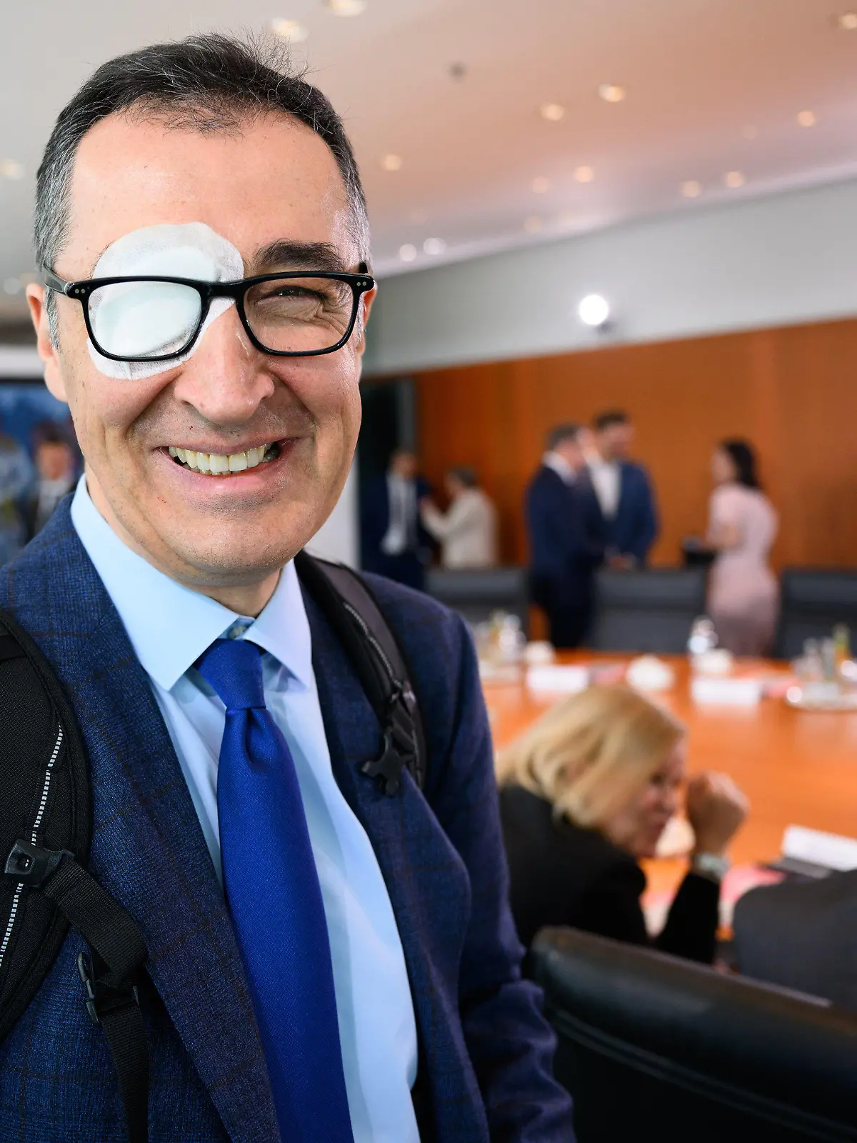 15.05.2024, Berlin: Cem Özdemir (Bündnis 90/Die Grünen), Bundesminister für Ernährung und Landwirtschaft, kommt mit einem verbundenen Auge zur Kabinettssitzung im Bundeskanzleramt. Die Mitglieder der Bundesregierung befassen sich in ihrer 100. Sitzung der 20. Legislaturperiode unter anderem mit der Krankenhausreform. Foto: Bernd von Jutrczenka/dpa +++ dpa-Bildfunk +++