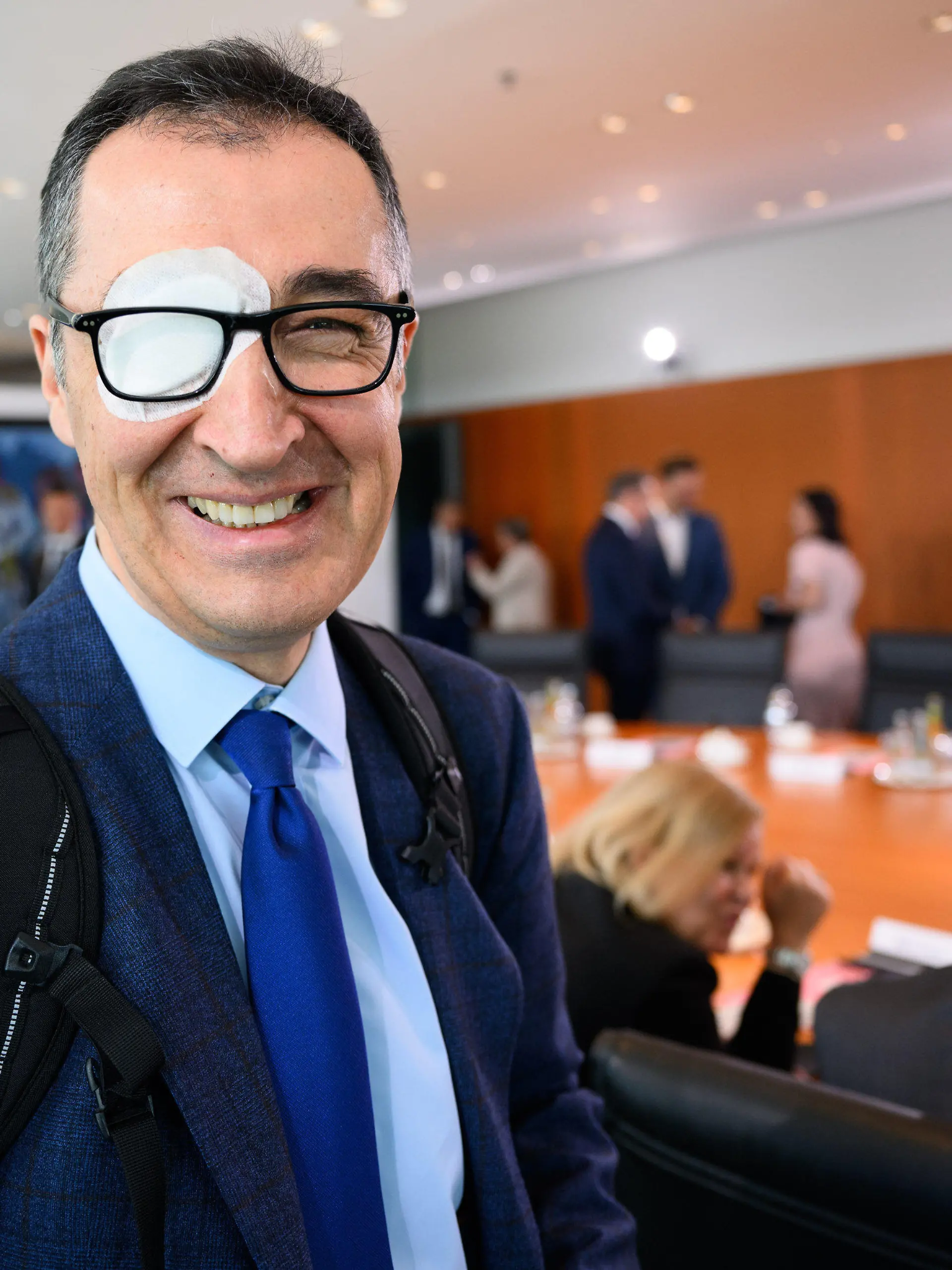 15.05.2024, Berlin: Cem Özdemir (Bündnis 90/Die Grünen), Bundesminister für Ernährung und Landwirtschaft, kommt mit einem verbundenen Auge zur Kabinettssitzung im Bundeskanzleramt. Die Mitglieder der Bundesregierung befassen sich in ihrer 100. Sitzung der 20. Legislaturperiode unter anderem mit der Krankenhausreform. Foto: Bernd von Jutrczenka/dpa +++ dpa-Bildfunk +++